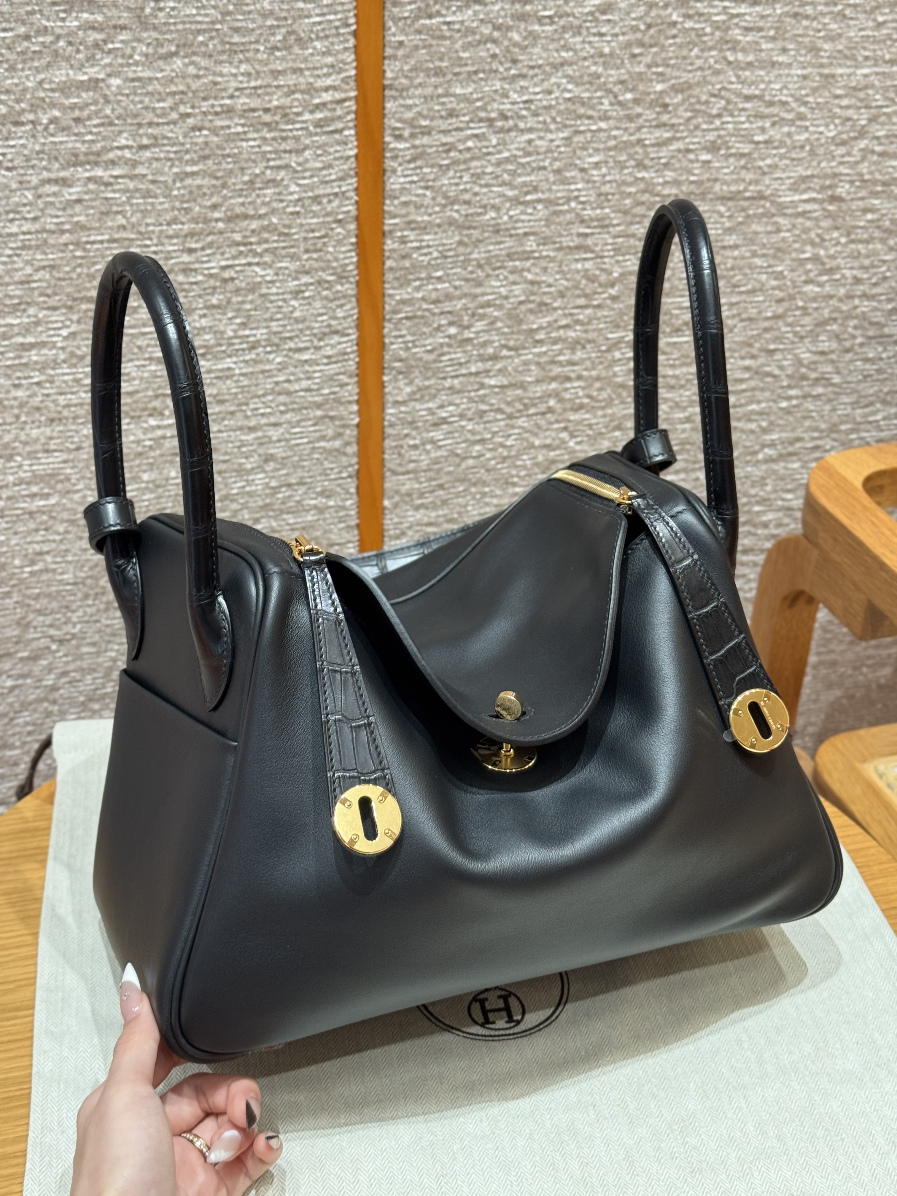 에르메스 Hermes Lindy 30cm Swift and Matte Alligaator 89 Noir/gold