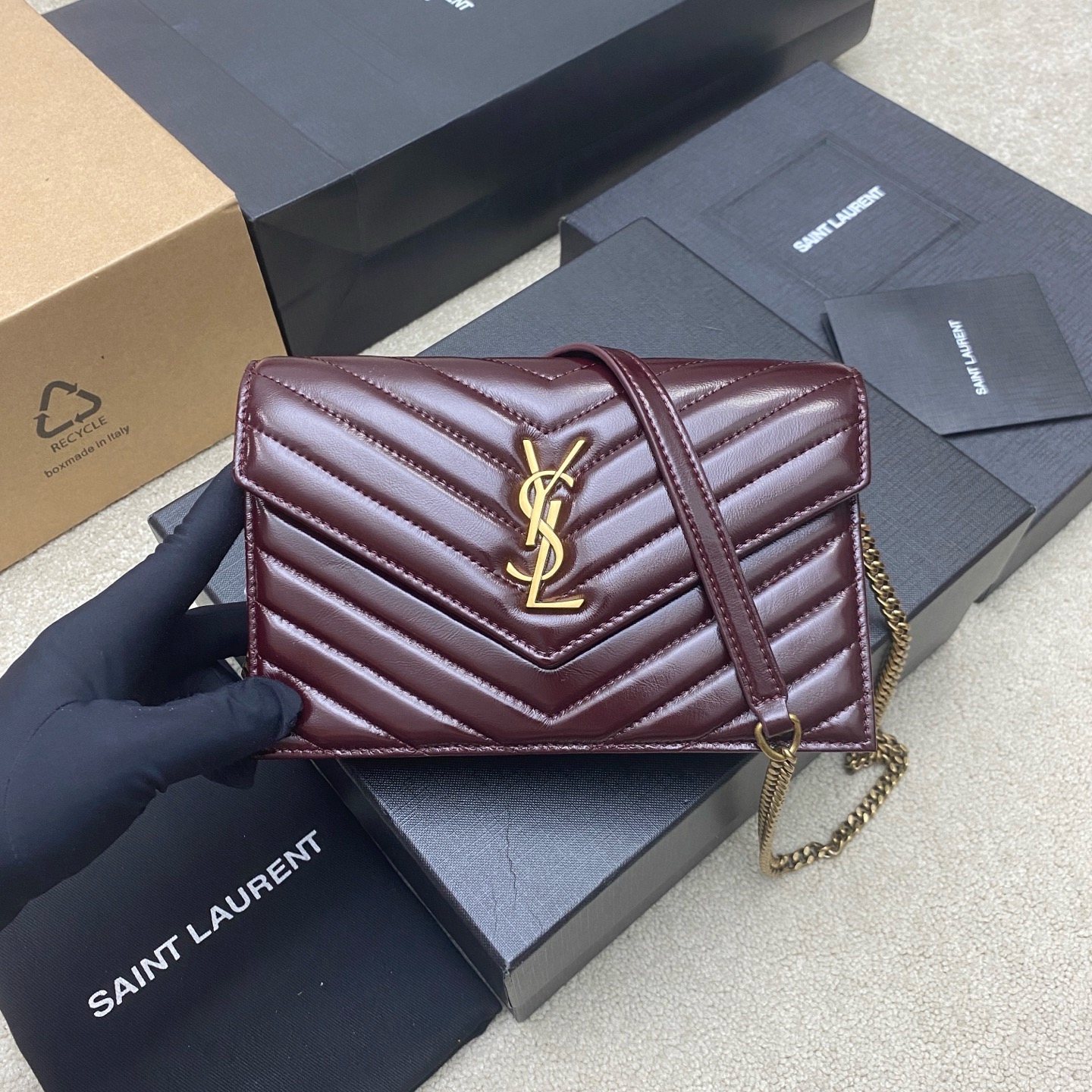 생로랑 Saint laurent/YSL 742920 Cassandre Envelope Chain Wallet in Shiny Leather Bloody Drink 19CM