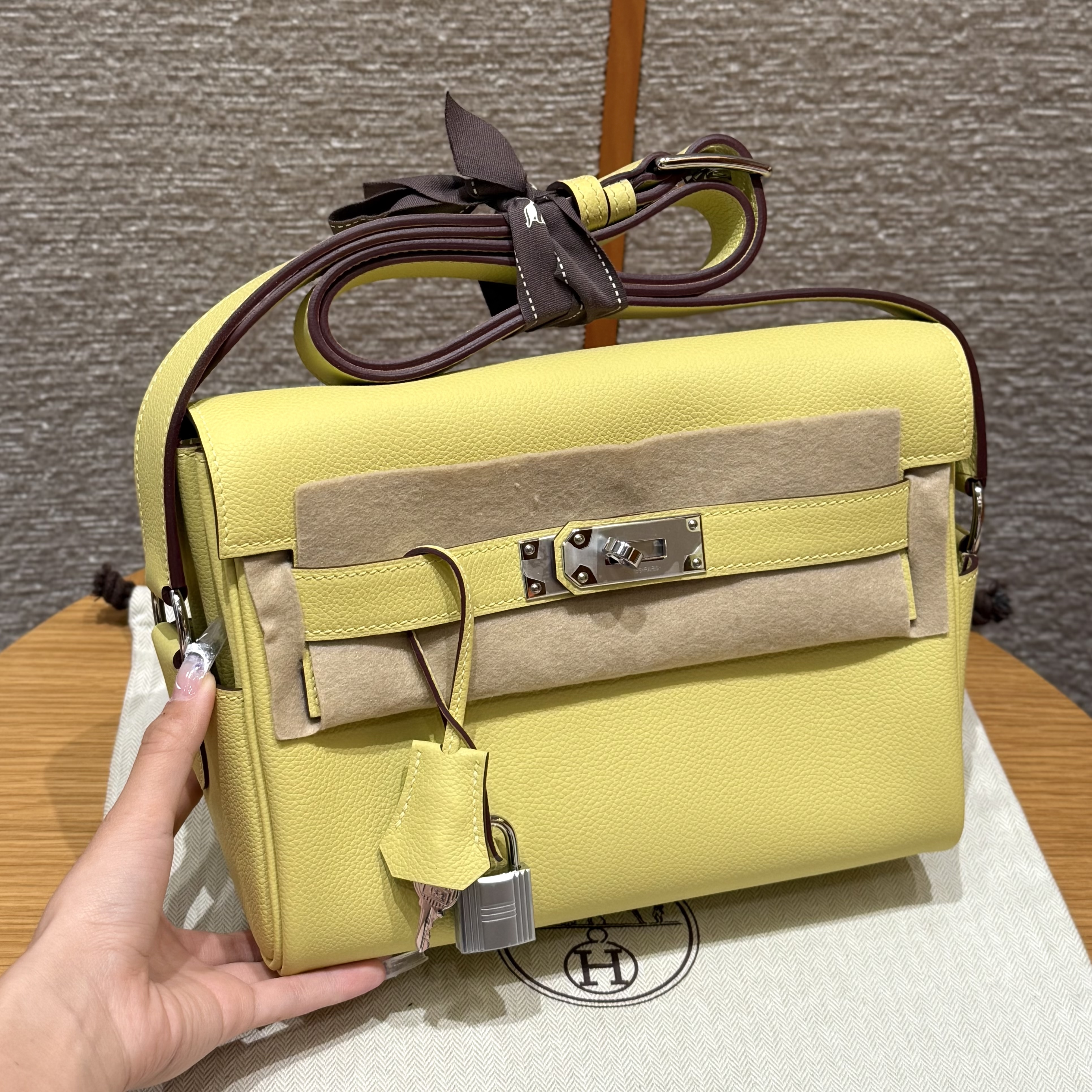 에르메스 Hermes Kelly Messenger 24cm Evercolor 1Z Jaune Poussin/silver