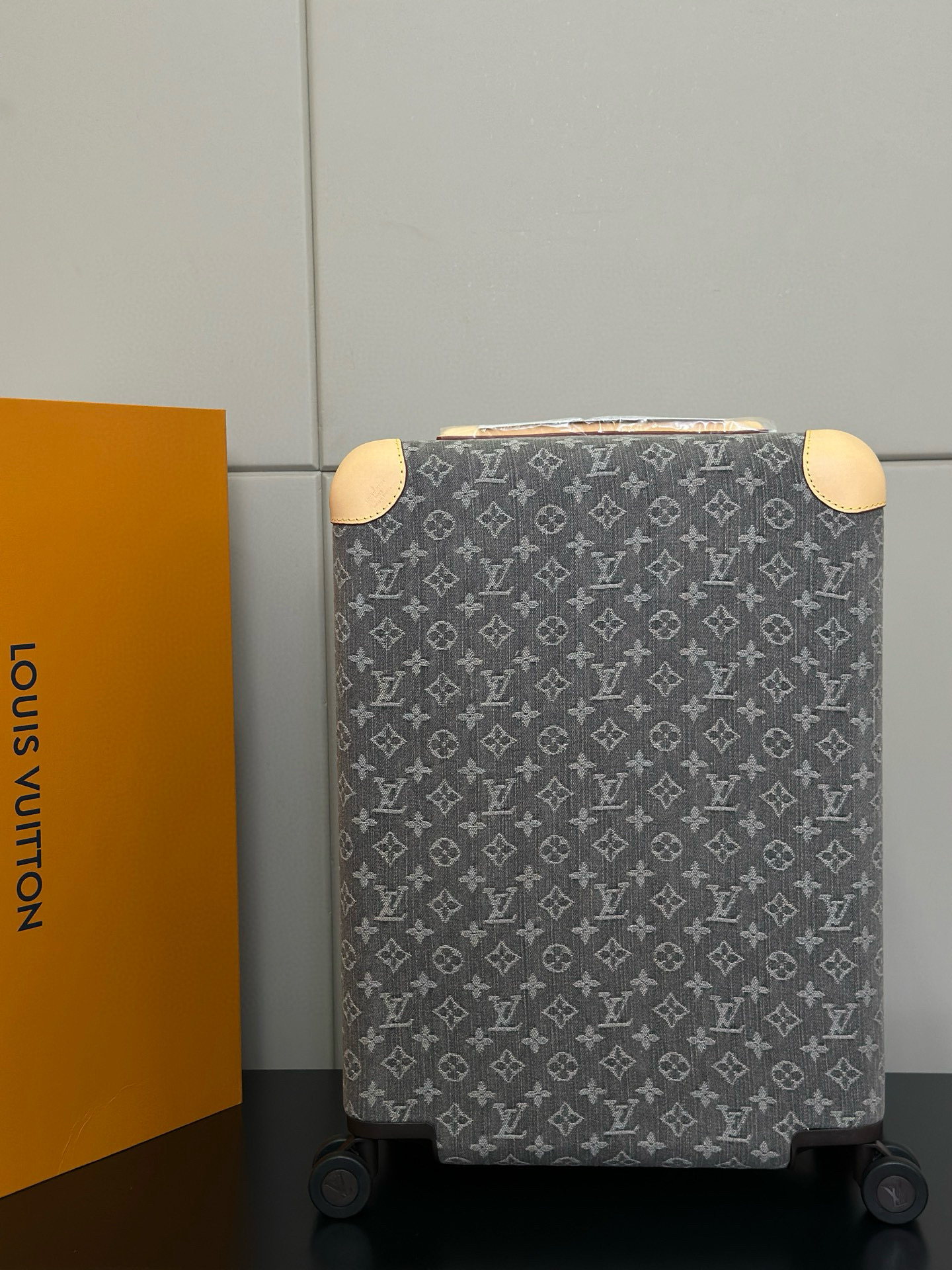 루이비통 Louis Vuitton Horizon 55 캐리어 grey 20