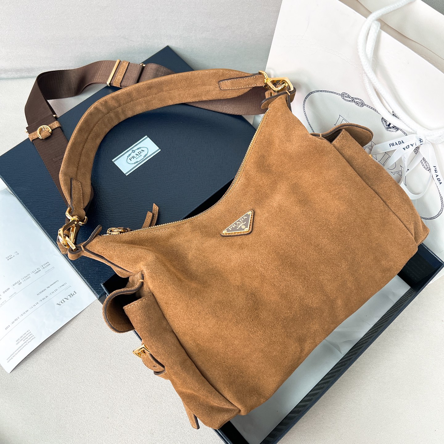 프라다 Prada 1BC264 익스플로어 스웨이드 백 32cm