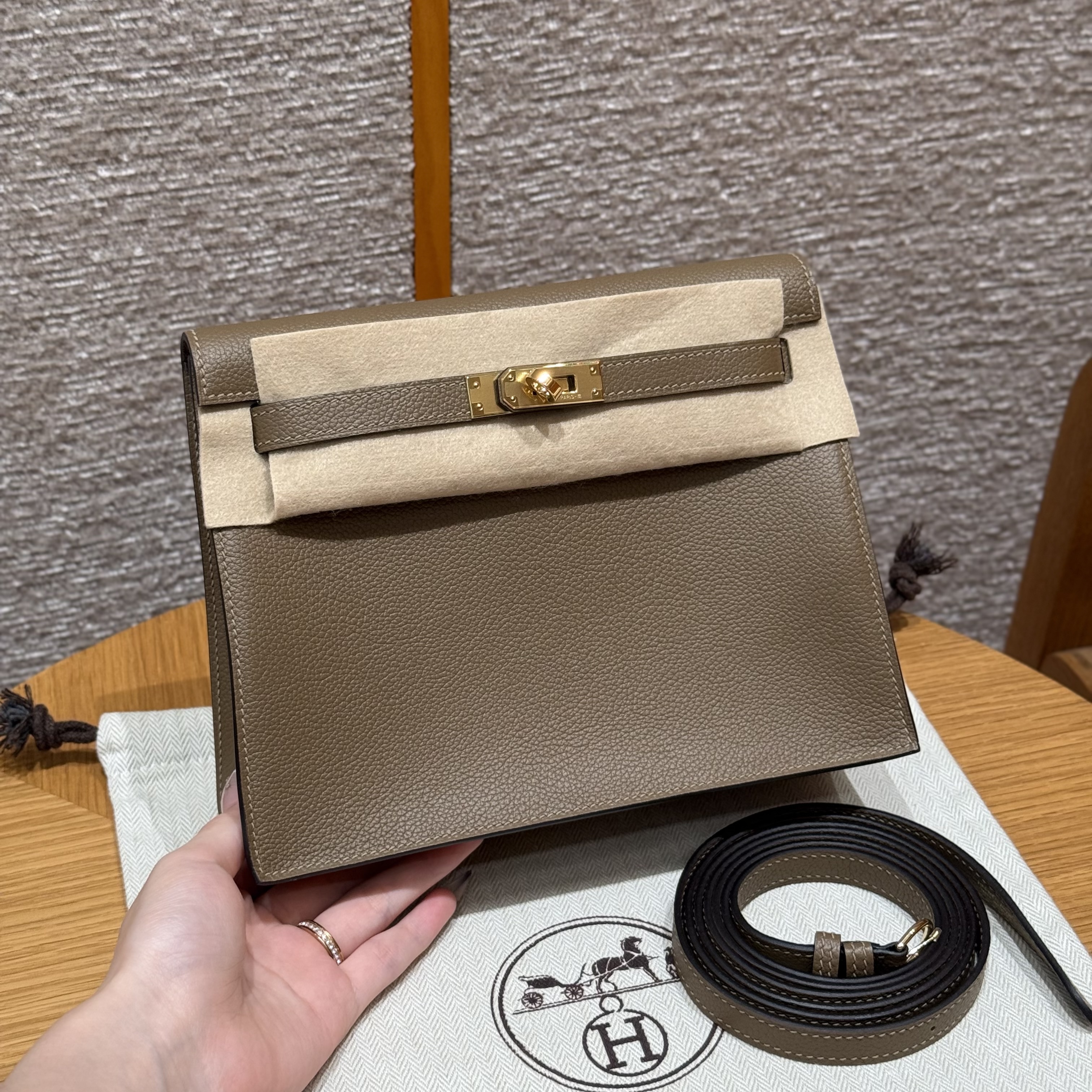에르메스 Hermes Kelly danse 22cm Clemence 18 Etoupe/gold