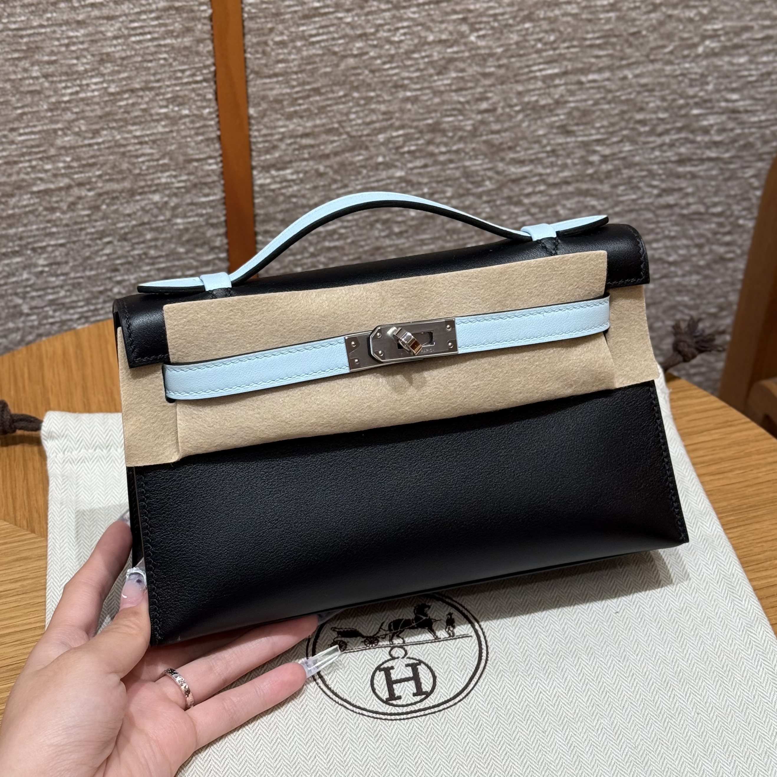 에르메스 Hermes Kelly Pochette 22cm Swift 89 Noir and T0 Blue Brume/silver
