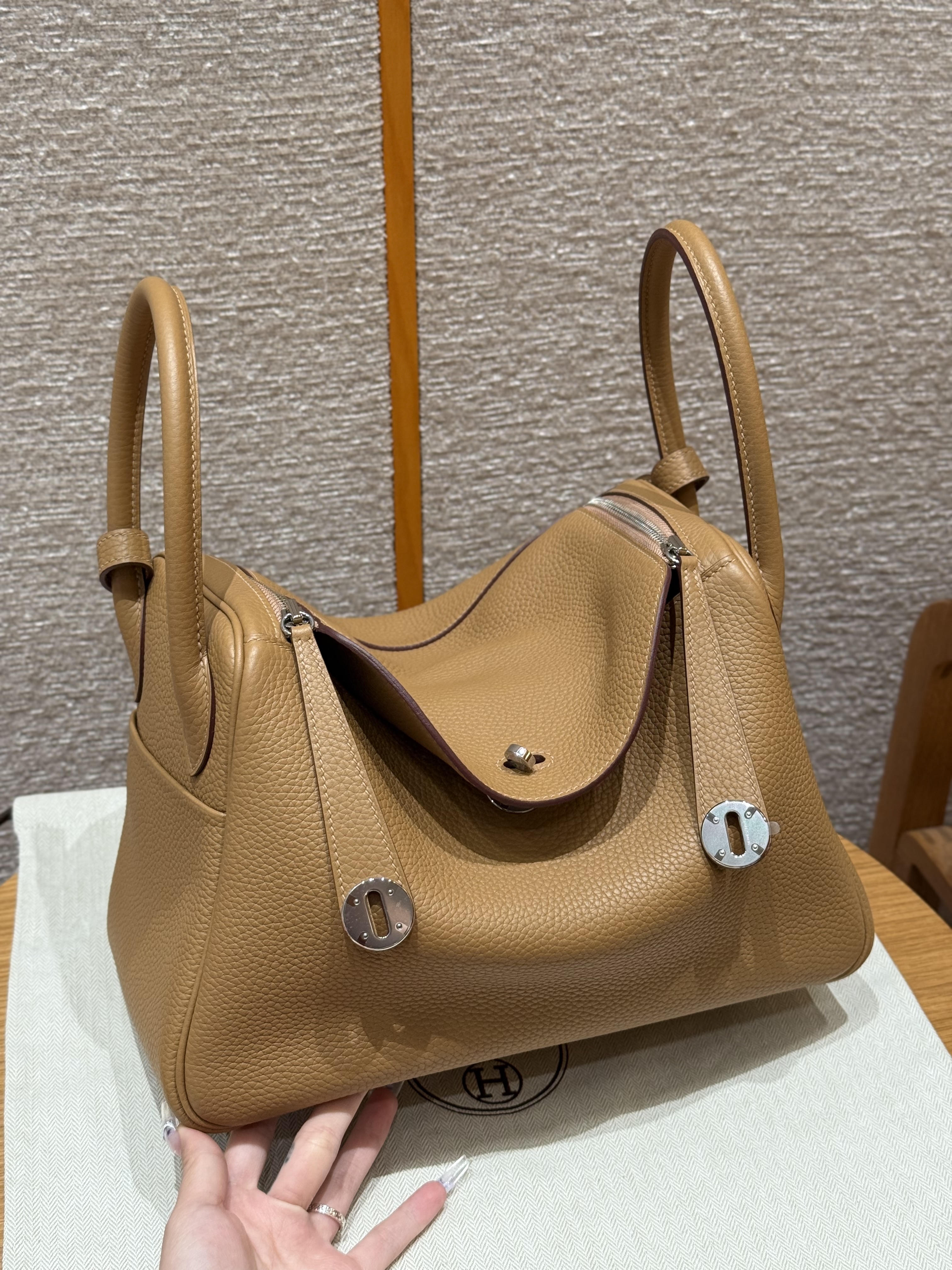 에르메스 Hermes Lindy 26cm Clemence 4B Biscuit/silver