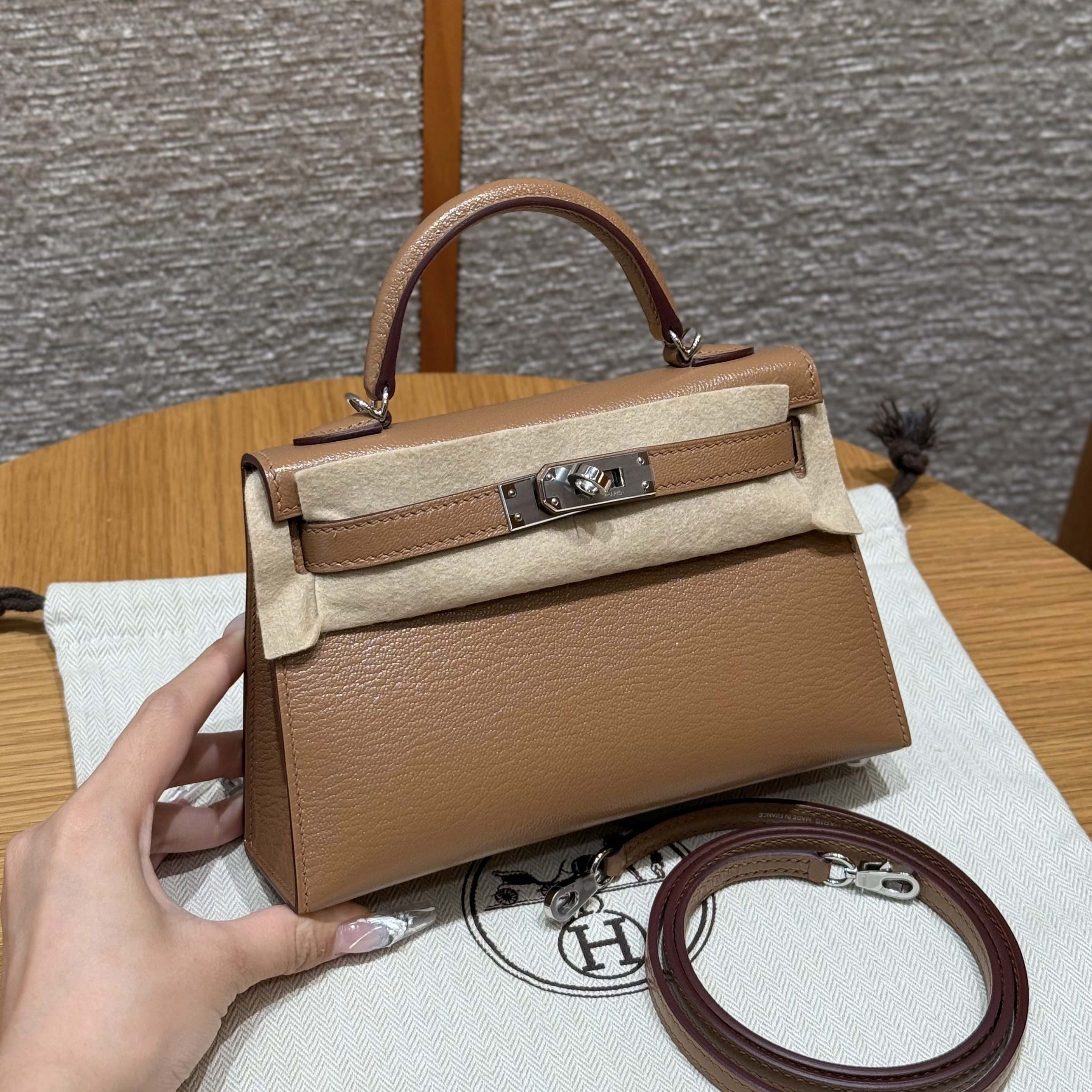에르메스 Hermes Mini Kelly 19cm Chèvre 2J Quebracho/silver
