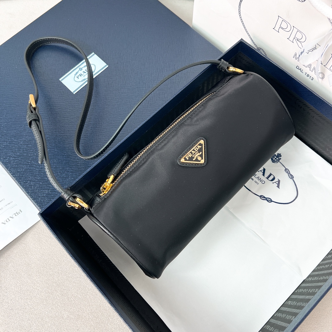 프라다 Prada 1NE058 리나일론 파우치 블랙 22cm