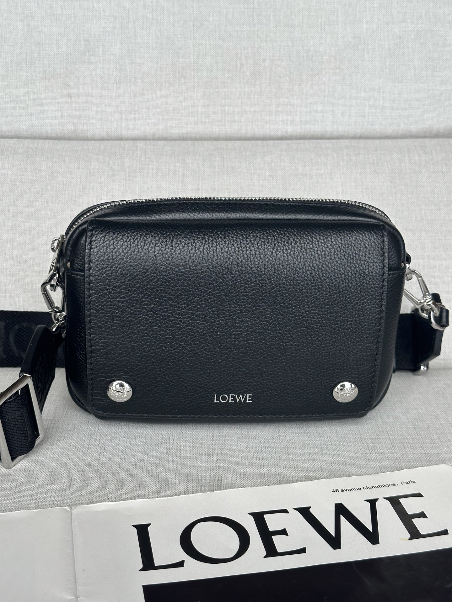 로에베 Loewe A75 Small Pebble Messenger Bag in Supple Grained Calfskin 20cm