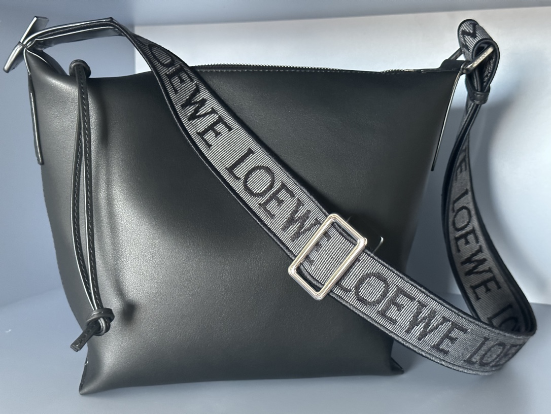 로에베 Loewe 2201S Small Cubi Crossbody Bag in Supple Smooth Calfskin 29.5cm