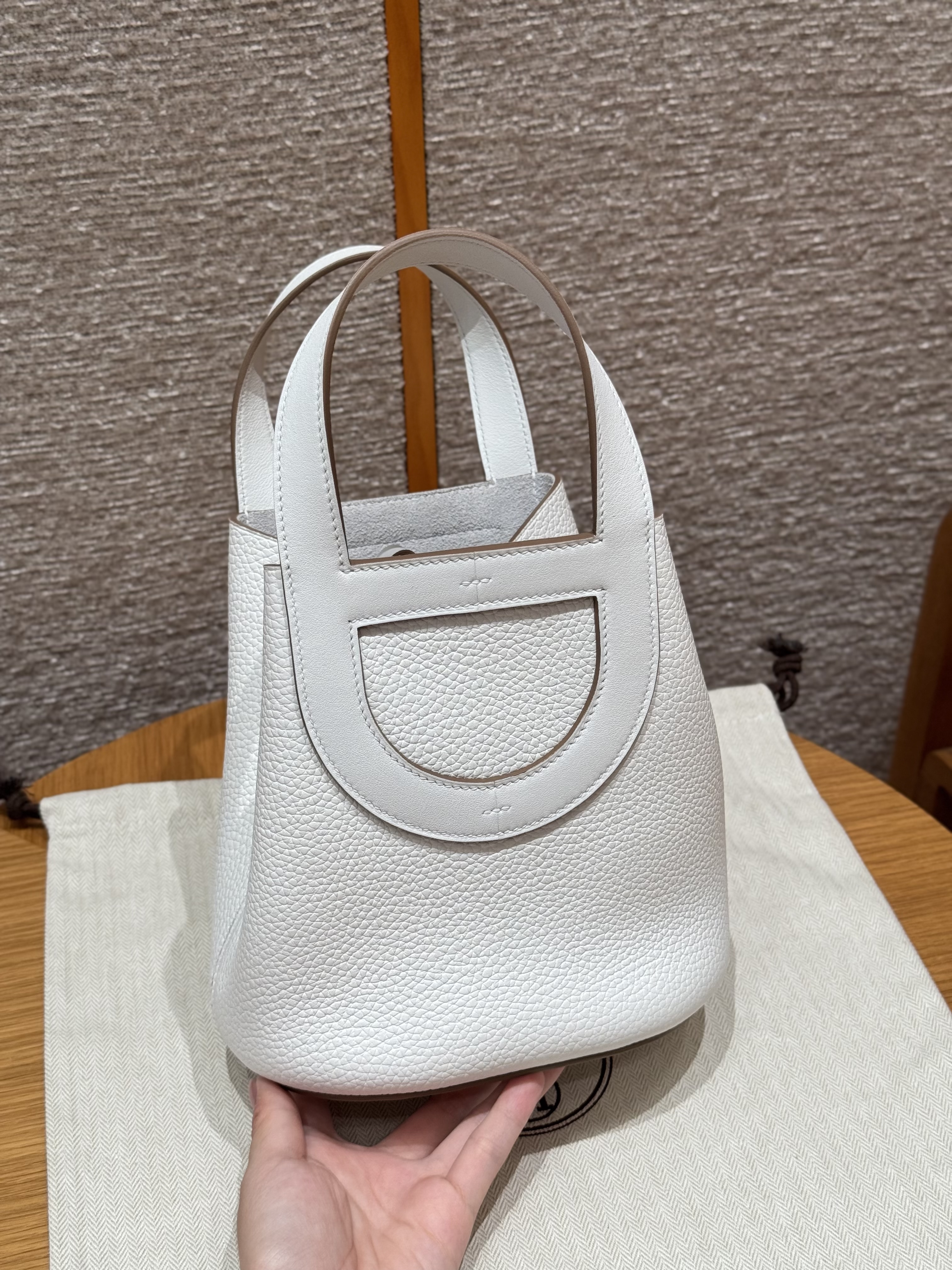 에르메스 Hermes in the loop 18cm Clemence M4 Girs pale/gold