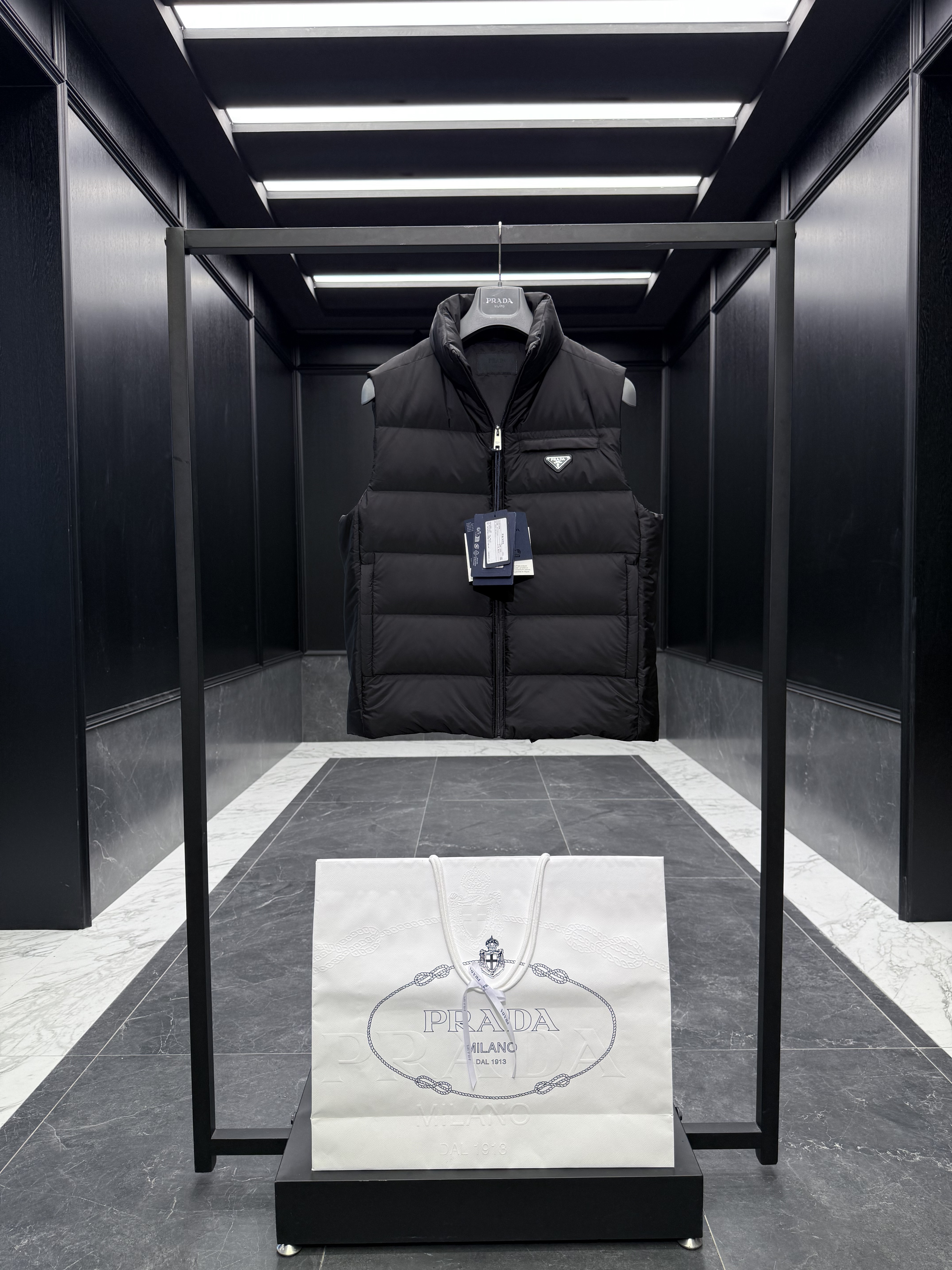 프라다 Prada 조끼 패딩。