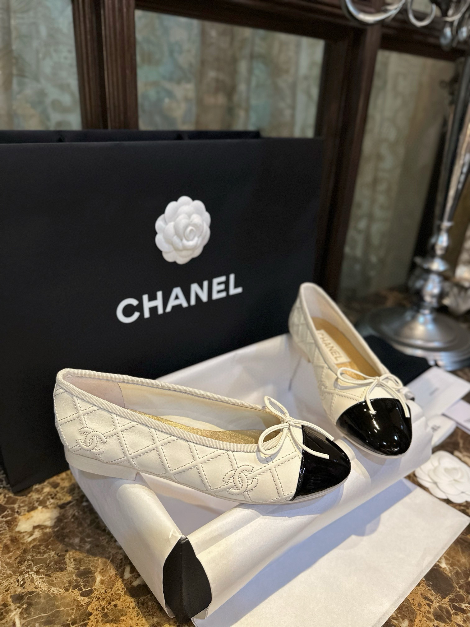 샤넬 CHANEL 23s G40110 플랫 White