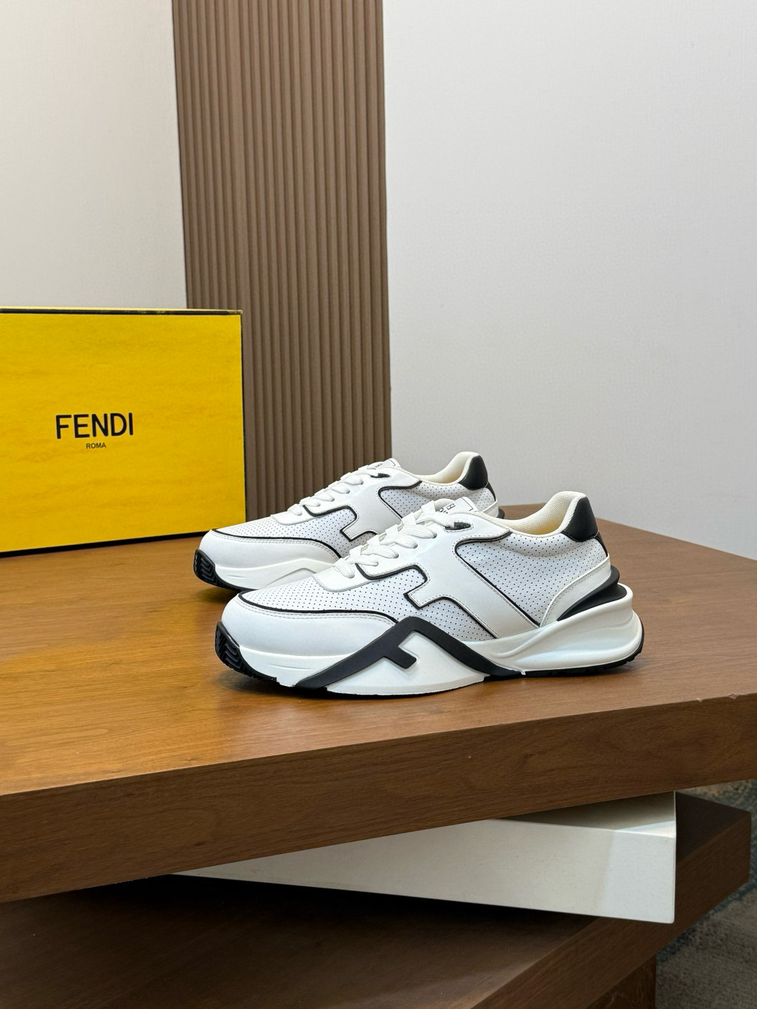 펜디 Fendi Flow 스니커즈