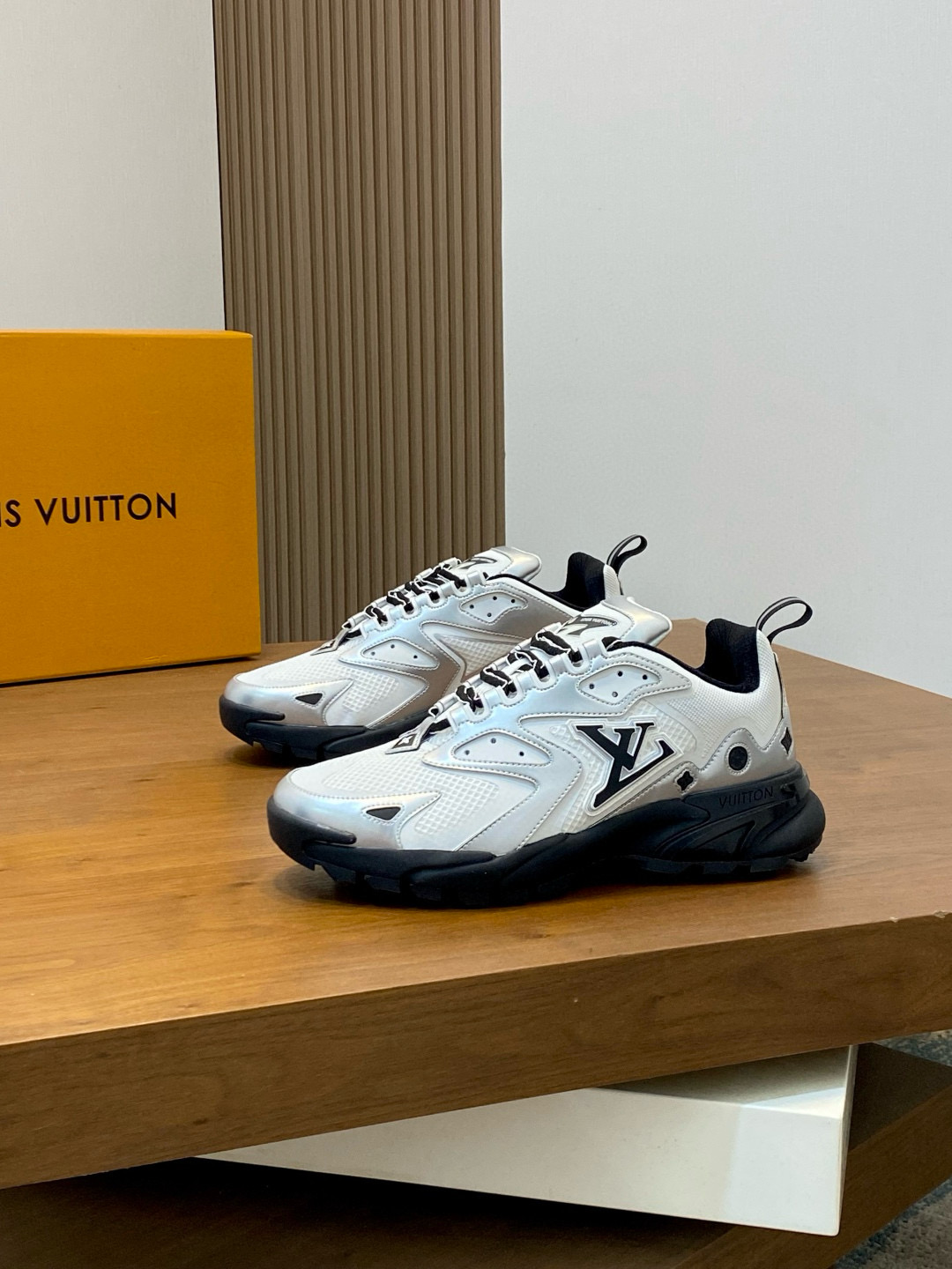 루이비통 Louis Vuitton Discovery 스니커즈