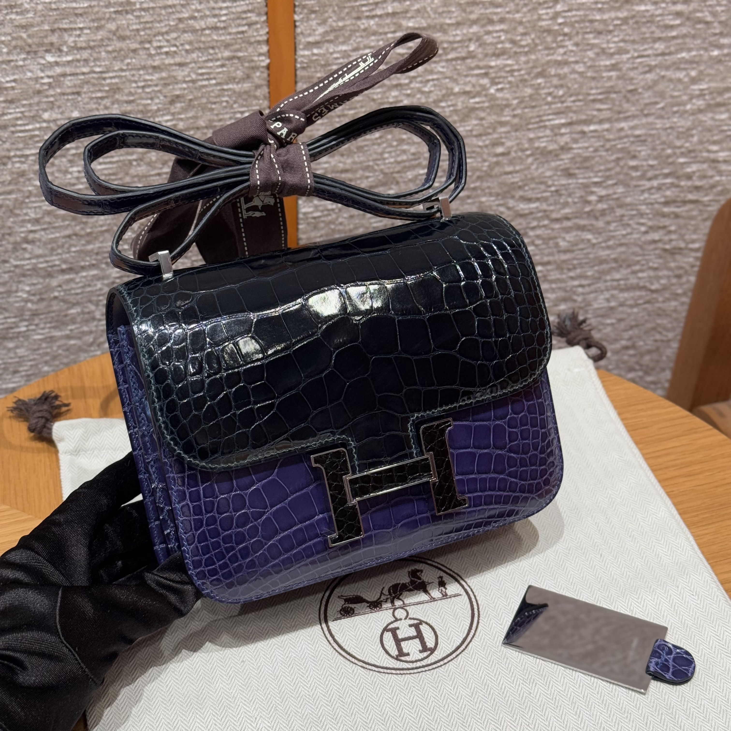 에르메스 Hermes Constance 19cm Bright faced Alligator V0 Vert Rousseau and 73 Blue Saphir/Noir