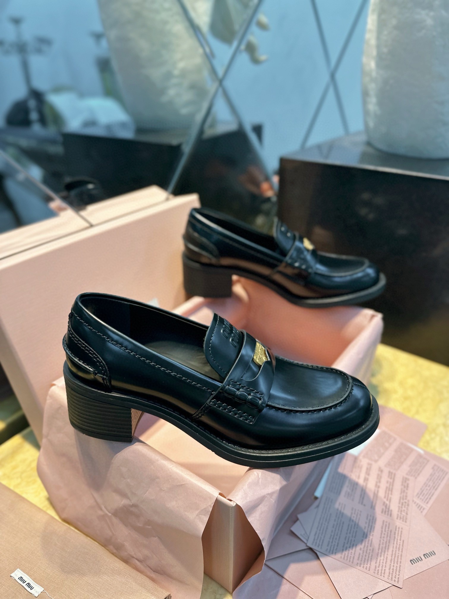 미우 미우 Miu Miu 브러쉬드 레더 로퍼 블랙