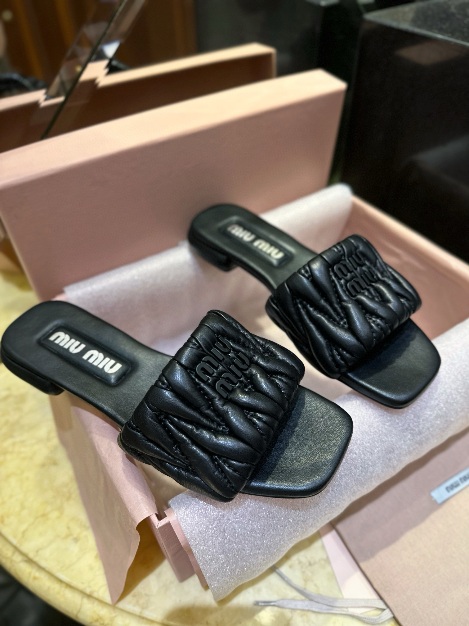 미우 미우 Miu Miu 마테라쎄 나파 레더 슬라이드 블랙