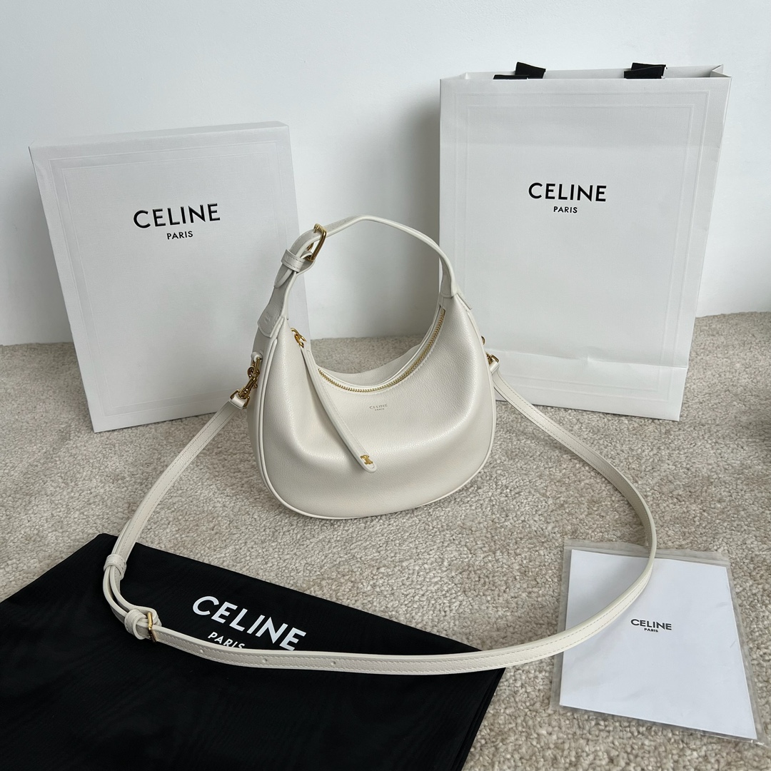 셀린느 Celine 120723 Teen Lulu in Grained Calfskin