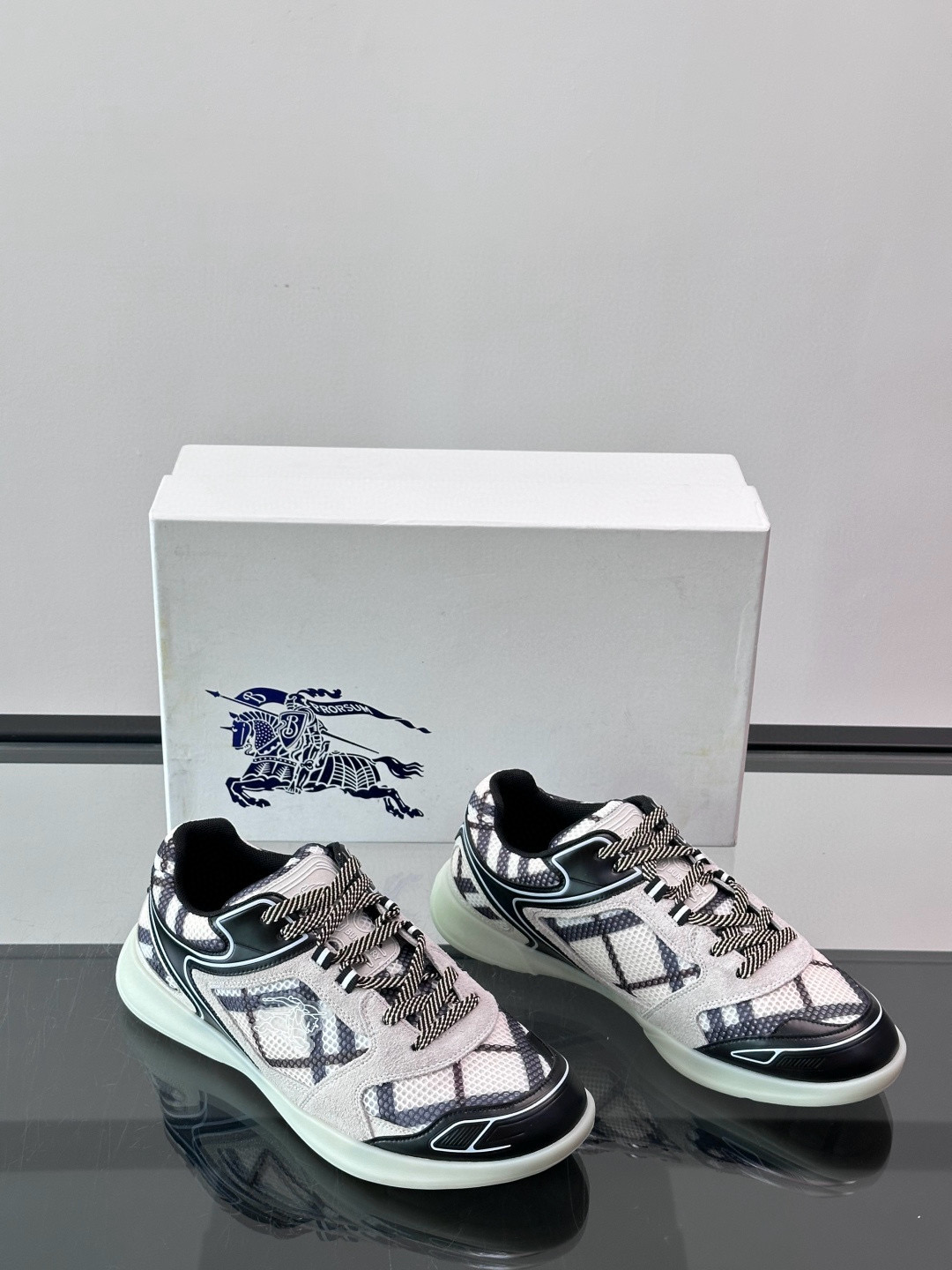 버버리 Burberry Matrix 스니커즈