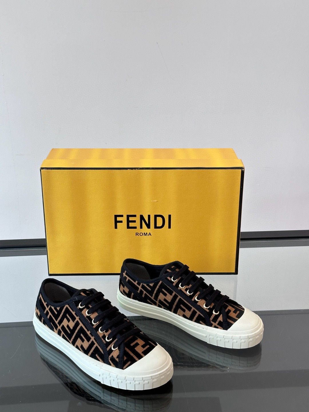펜디 Fendi 스니커즈