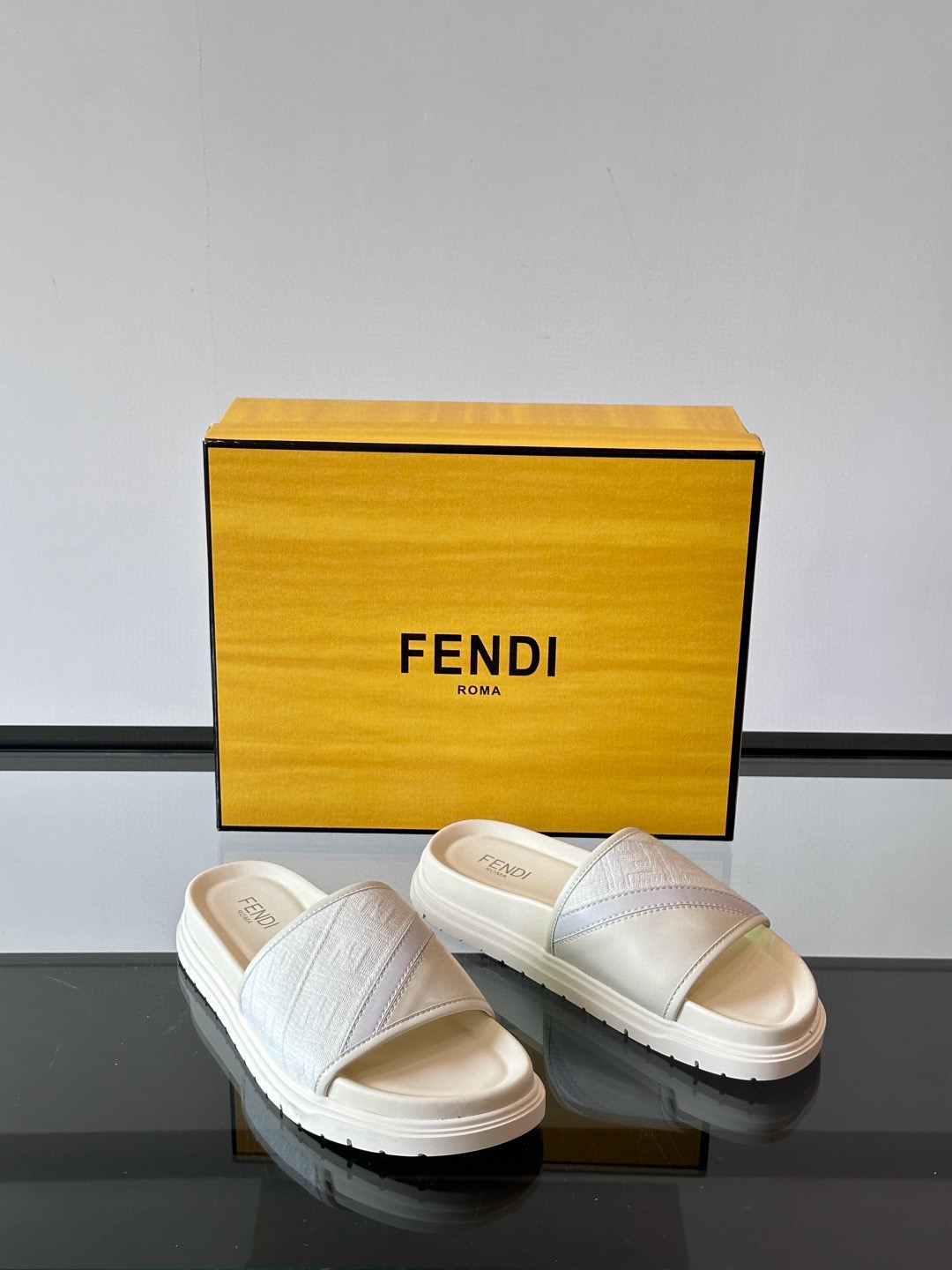 펜디 Fendi 슬리퍼