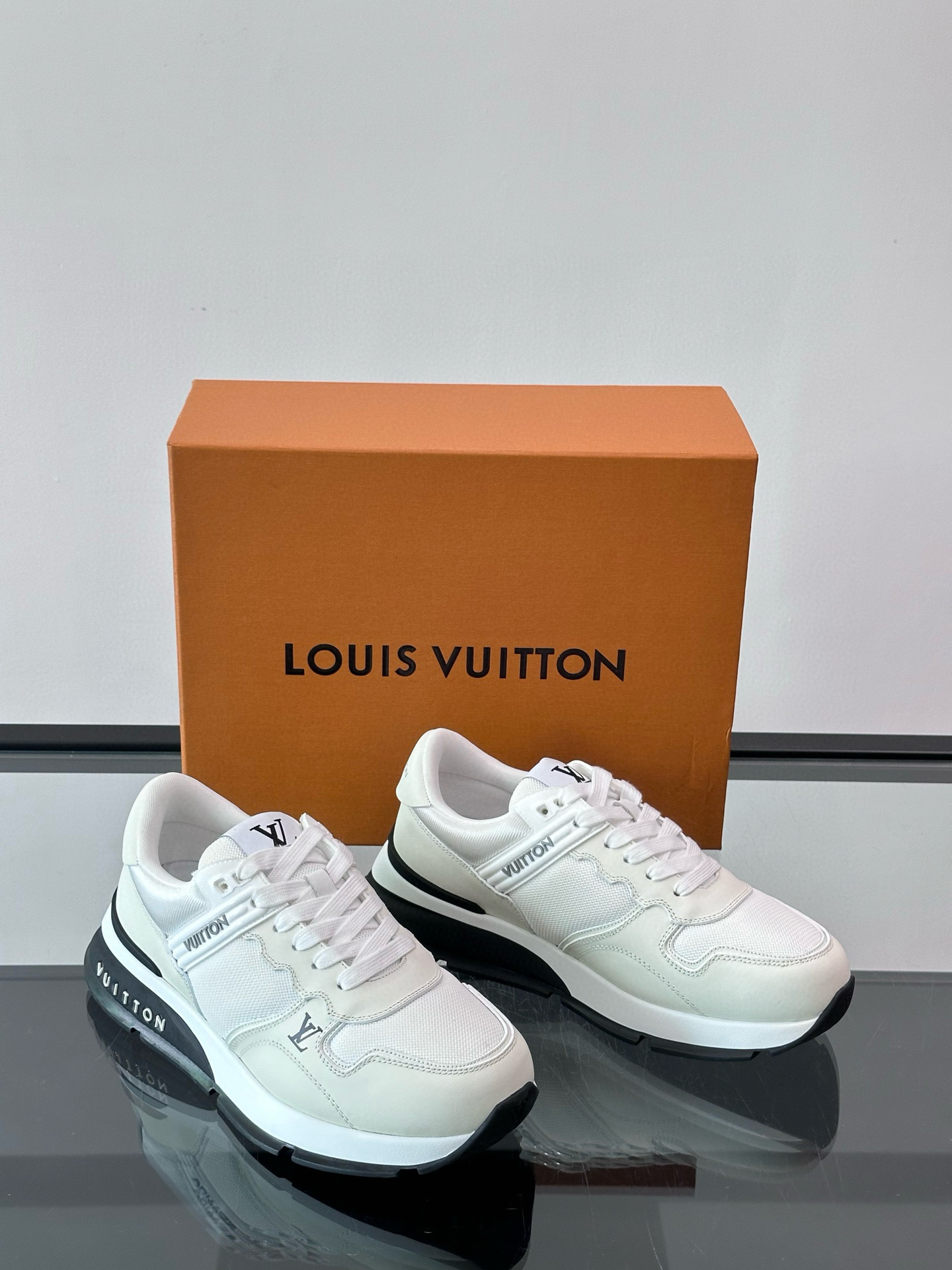 루이비통 Louis Vuitton Run Away Maxi 스니커즈 White