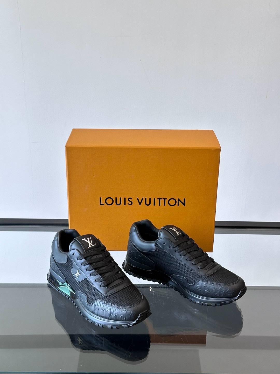루이비통 Louis Vuitton Run Away 스니커즈 Black