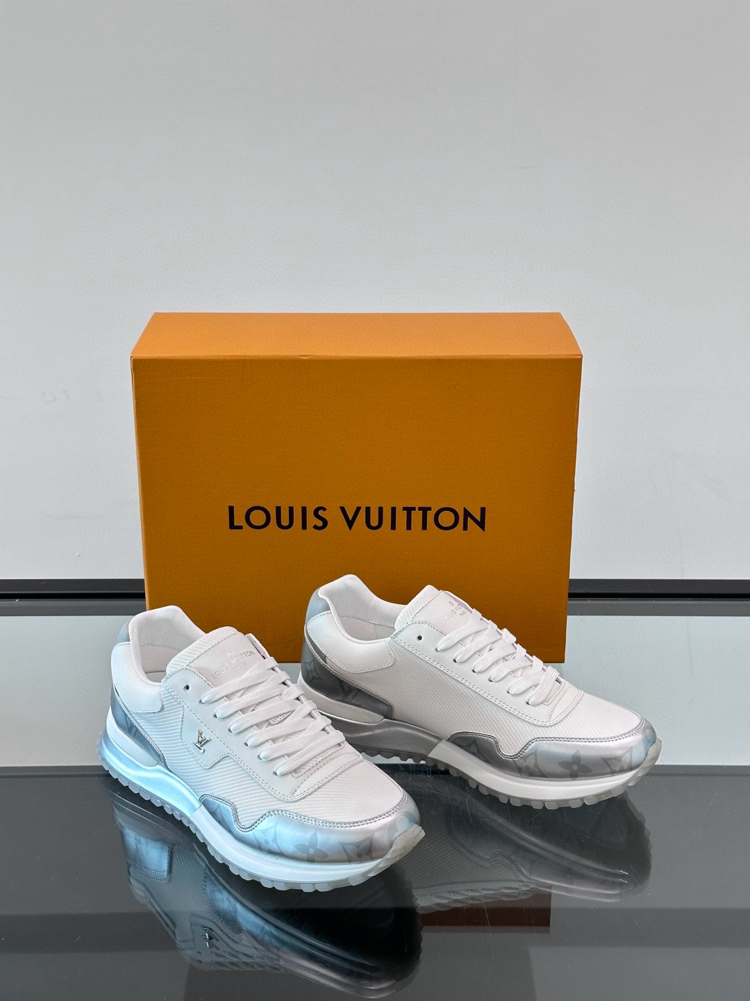 루이비통 Louis Vuitton Run Away 스니커즈