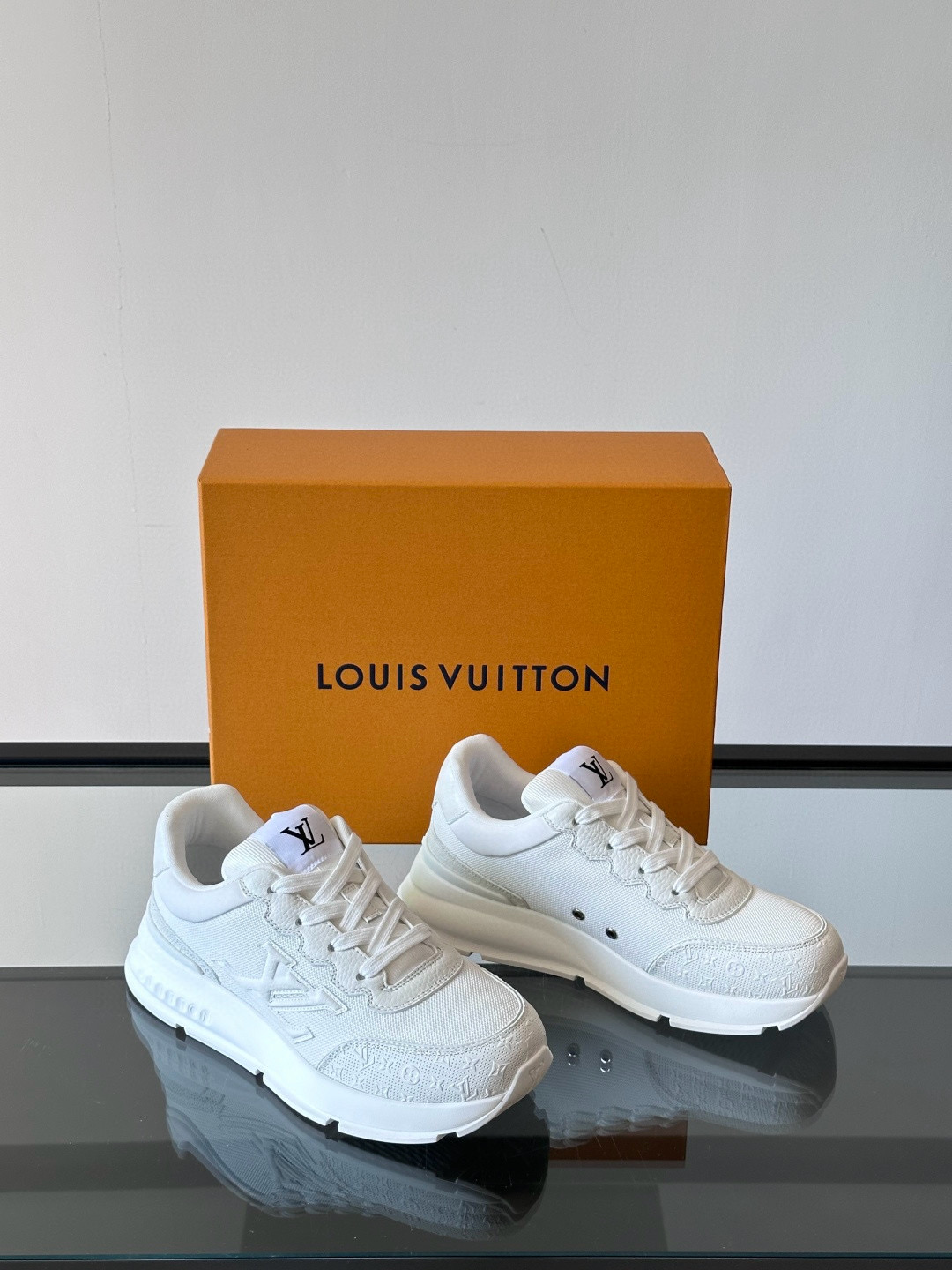 루이비통 Louis Vuitton Classic 스니커즈 White