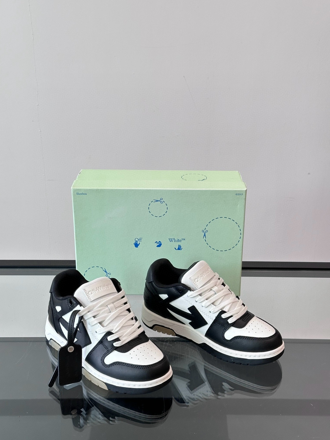 오프화이트 (Off-White) Out of office 스니커즈