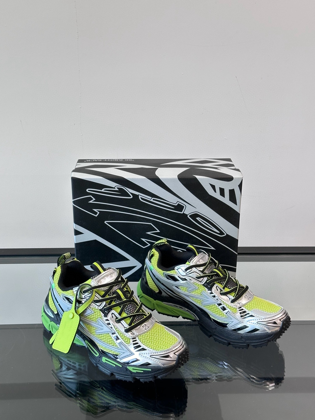 오프화이트 (Off-White) 스니커즈