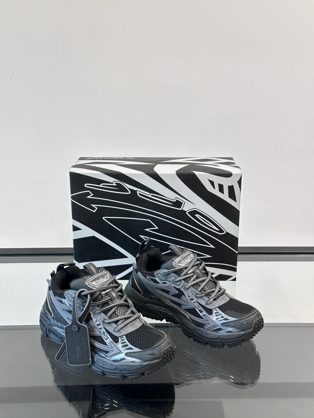 오프화이트 (Off-White) 스니커즈