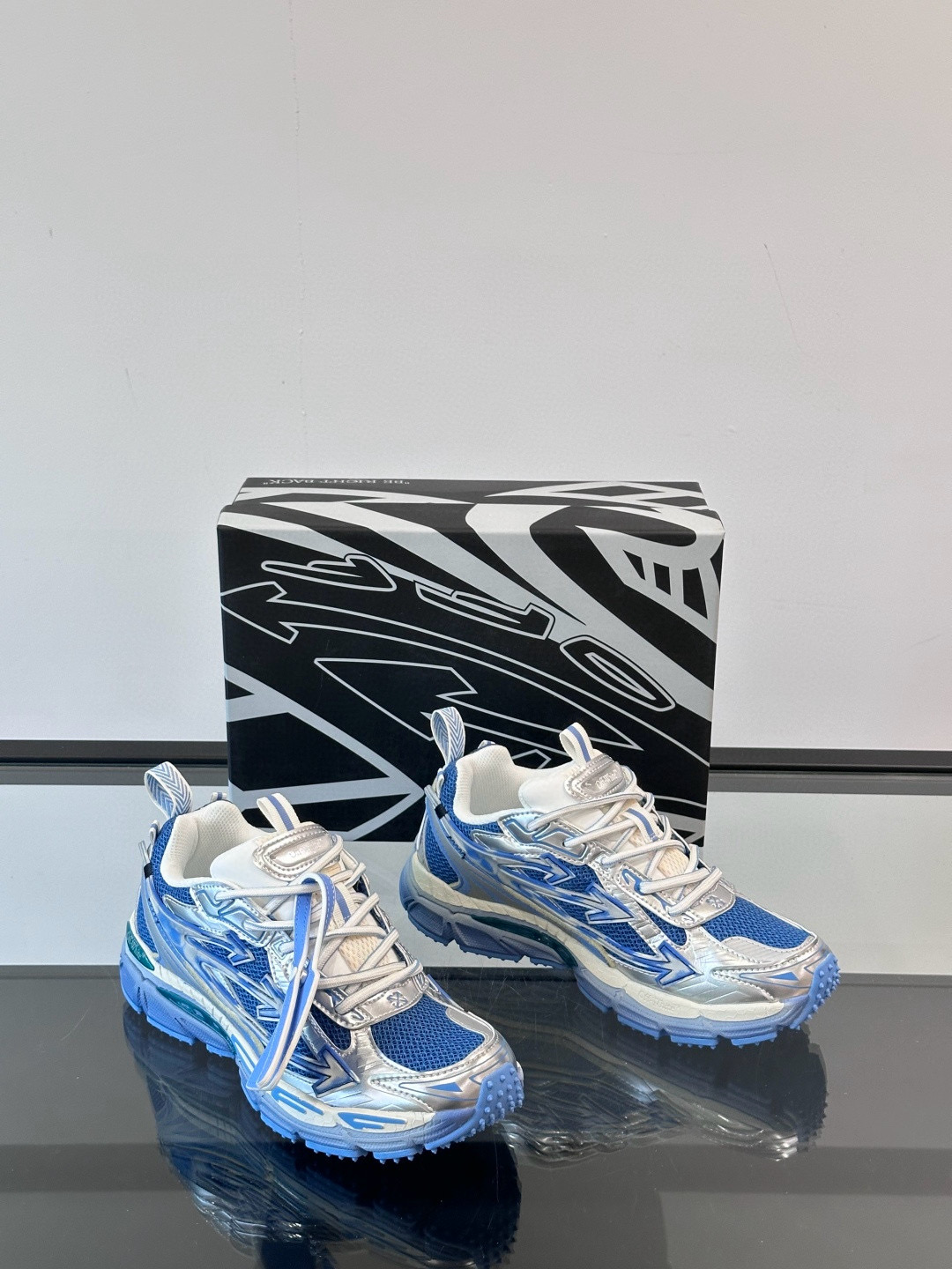 오프화이트 (Off-White) 스니커즈