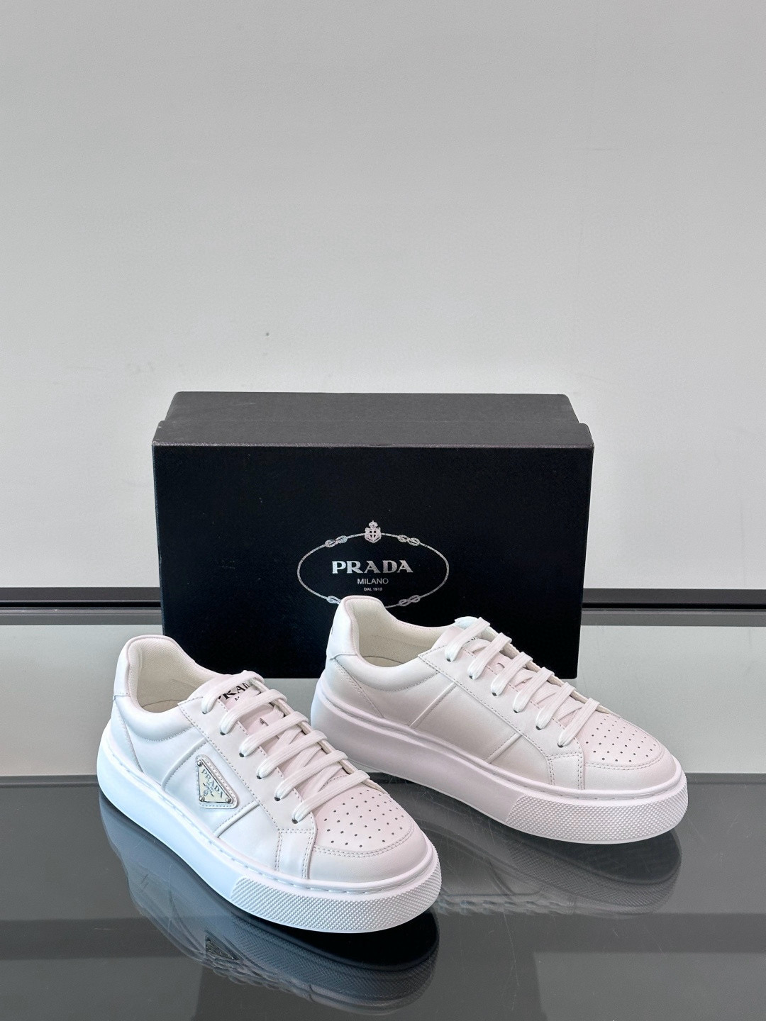 프라다 Prada 스니커즈 White