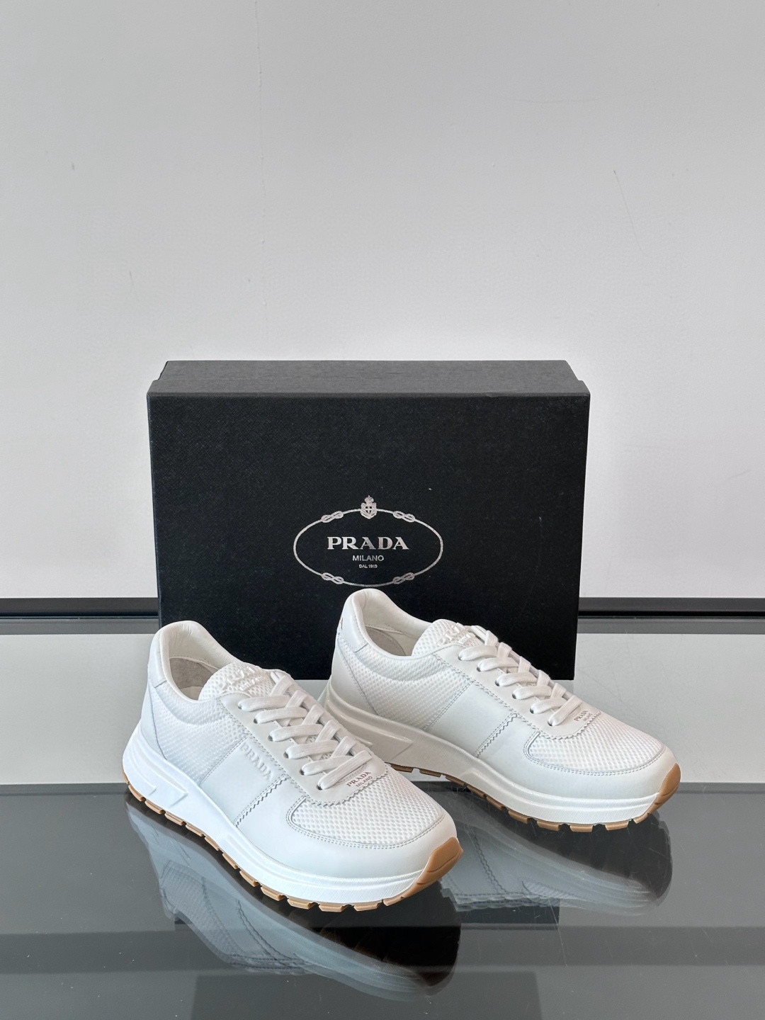 프라다 Prada 스니커즈 White