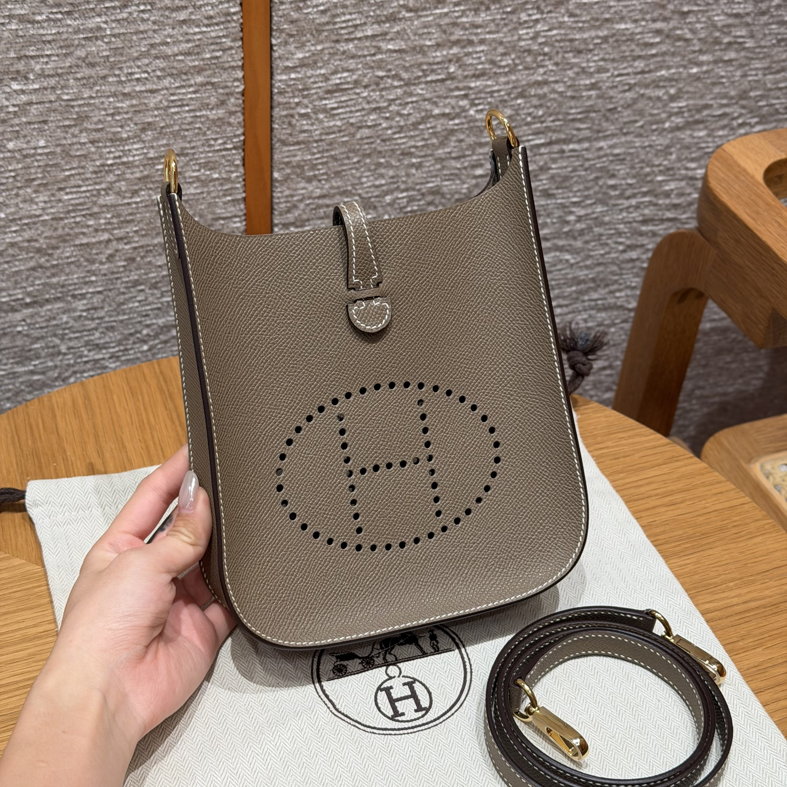 에르메스 Hermes Mini Evelyne 16cm Epsom 18 Etoupe/gold