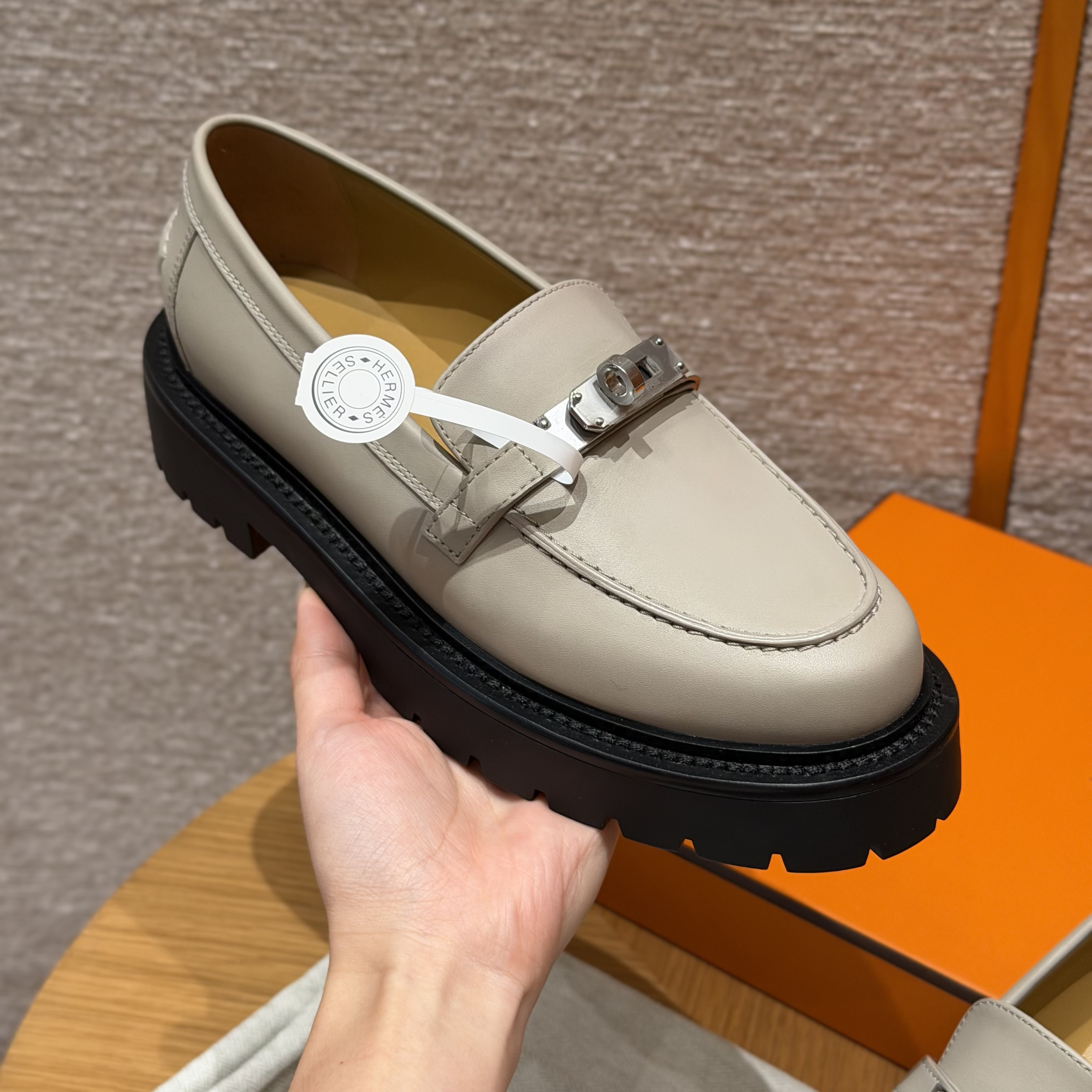 에르메스 Hermes 109 Icone loafer Swift and Calfskin&Pebble Beige