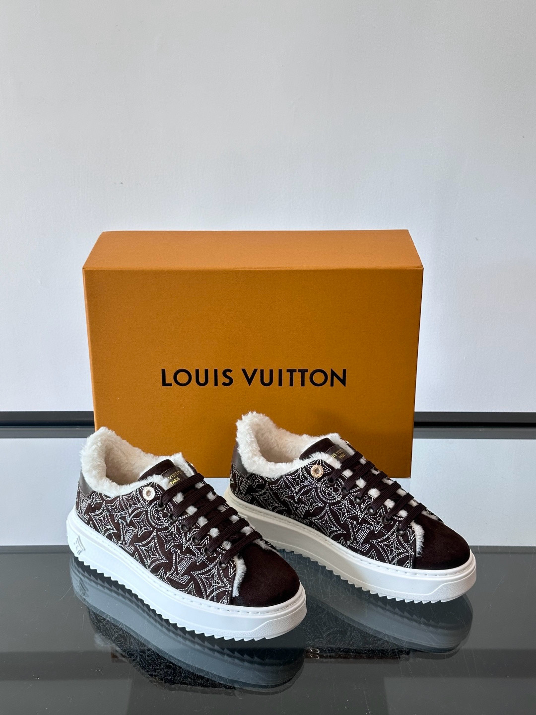 루이비통 Louis Vuitton Time Out 스니커즈
