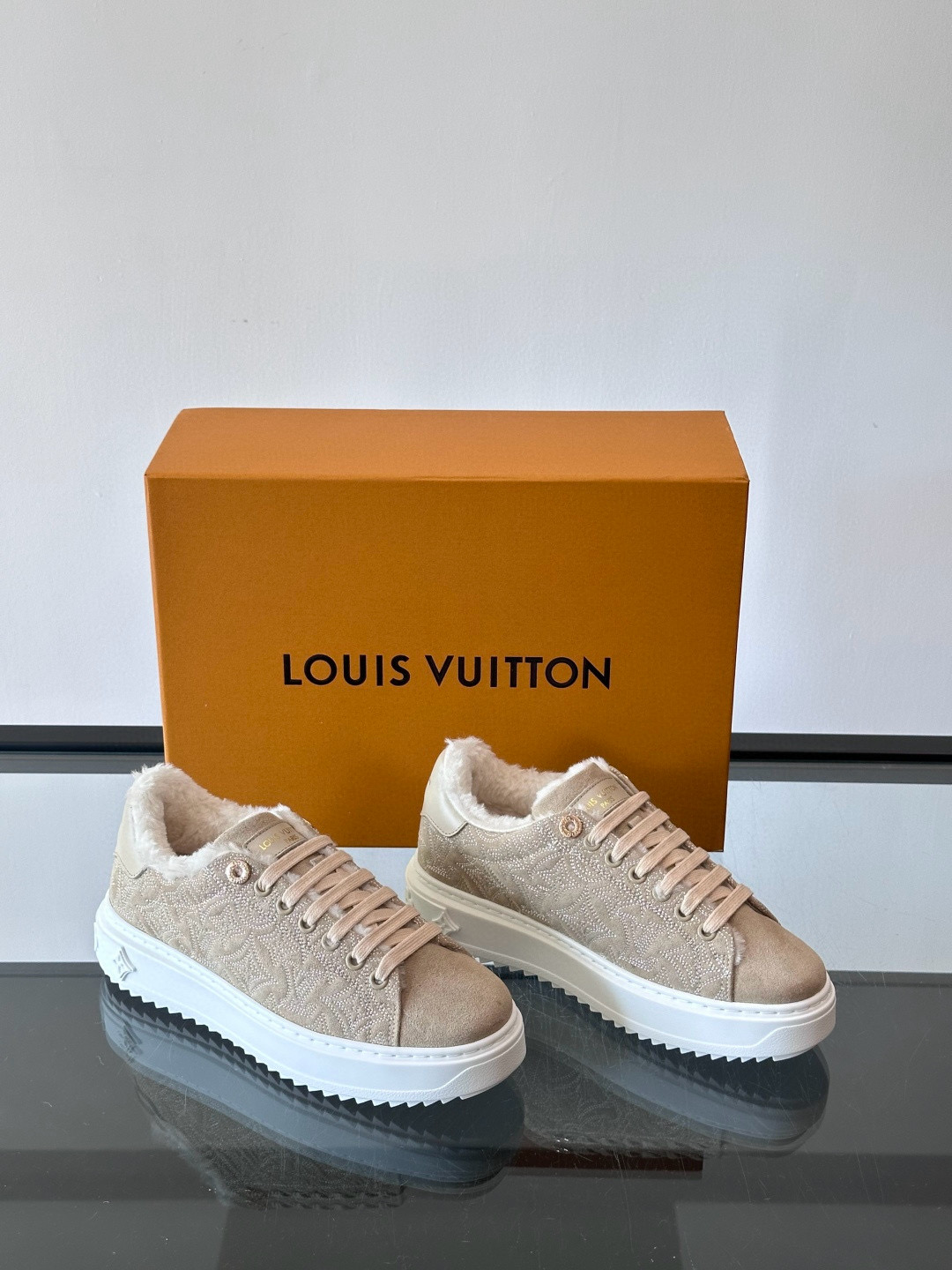 루이비통 Louis Vuitton Time Out 스니커즈