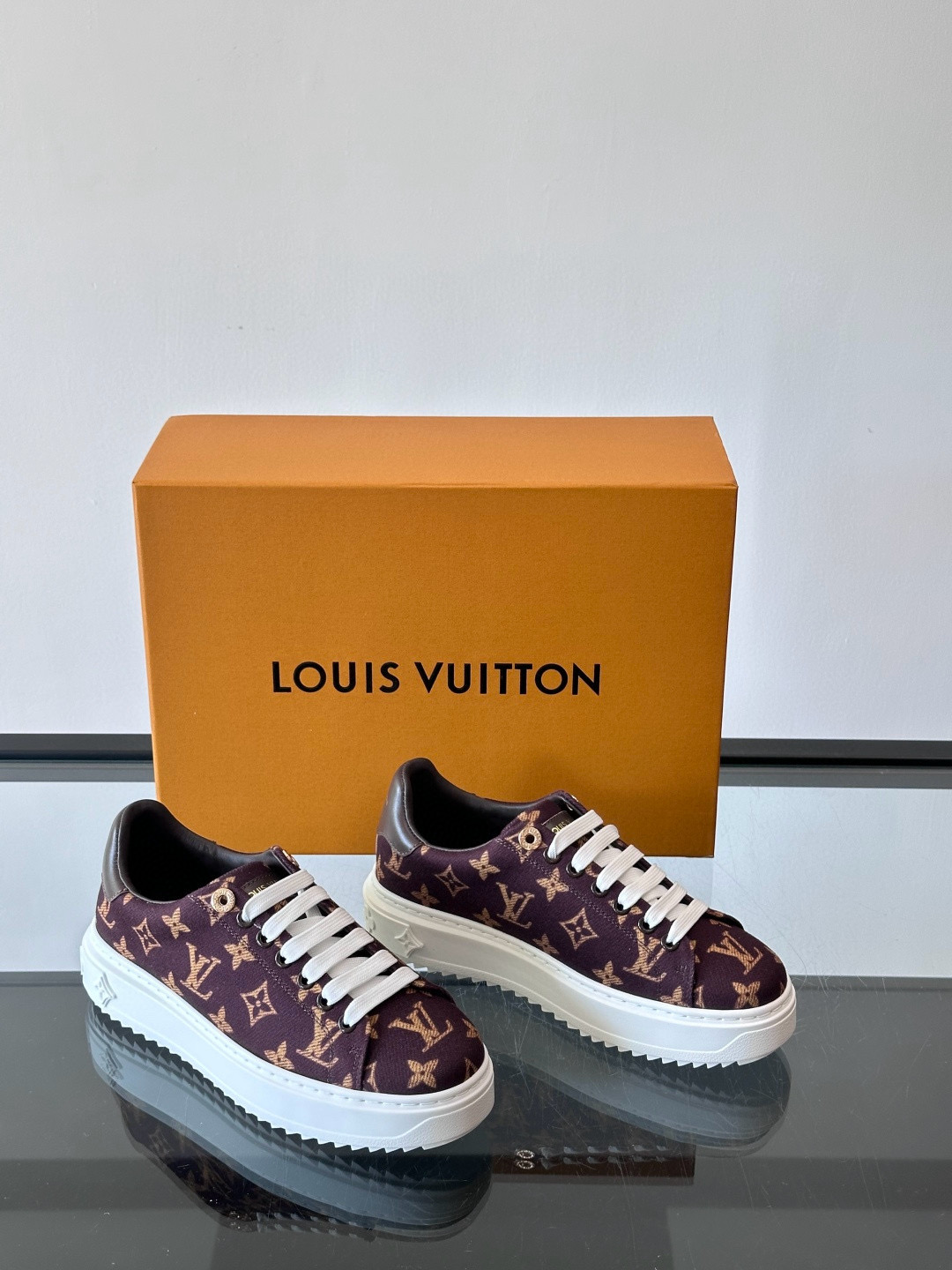 루이비통 Louis Vuitton Time Out 스니커즈