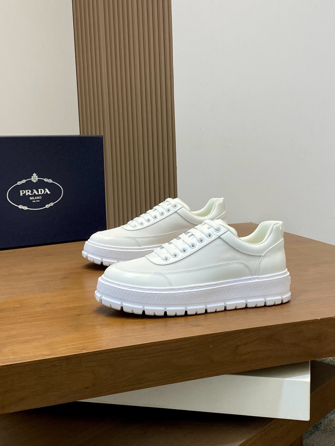 프라다 Prada 스니커즈 White