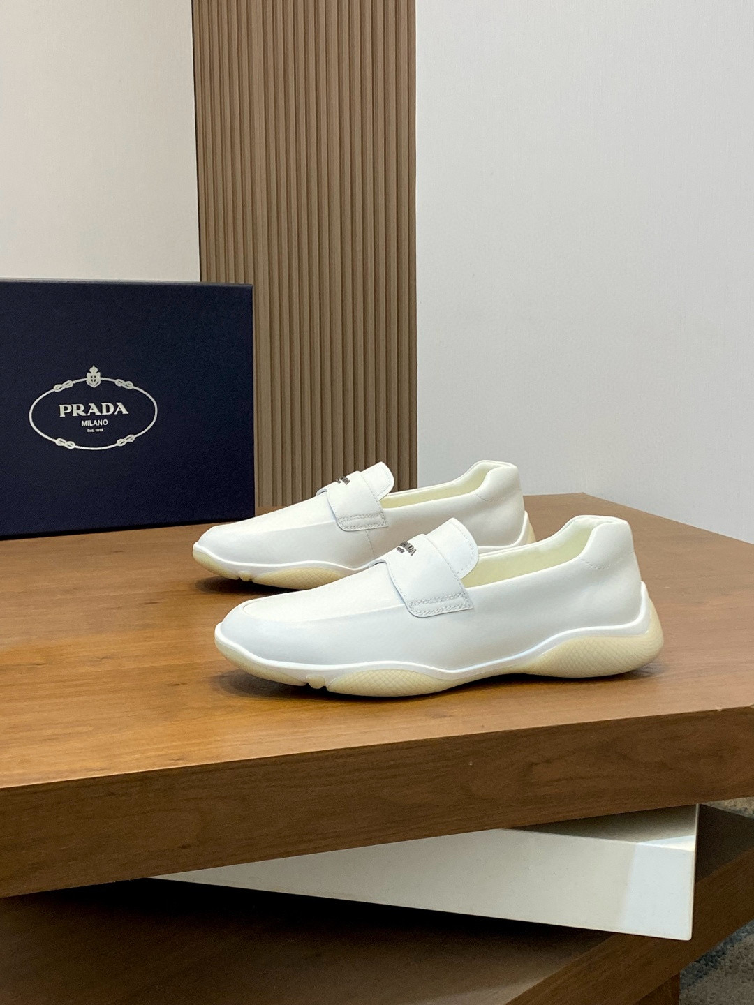 프라다 Prada 스니커즈 White