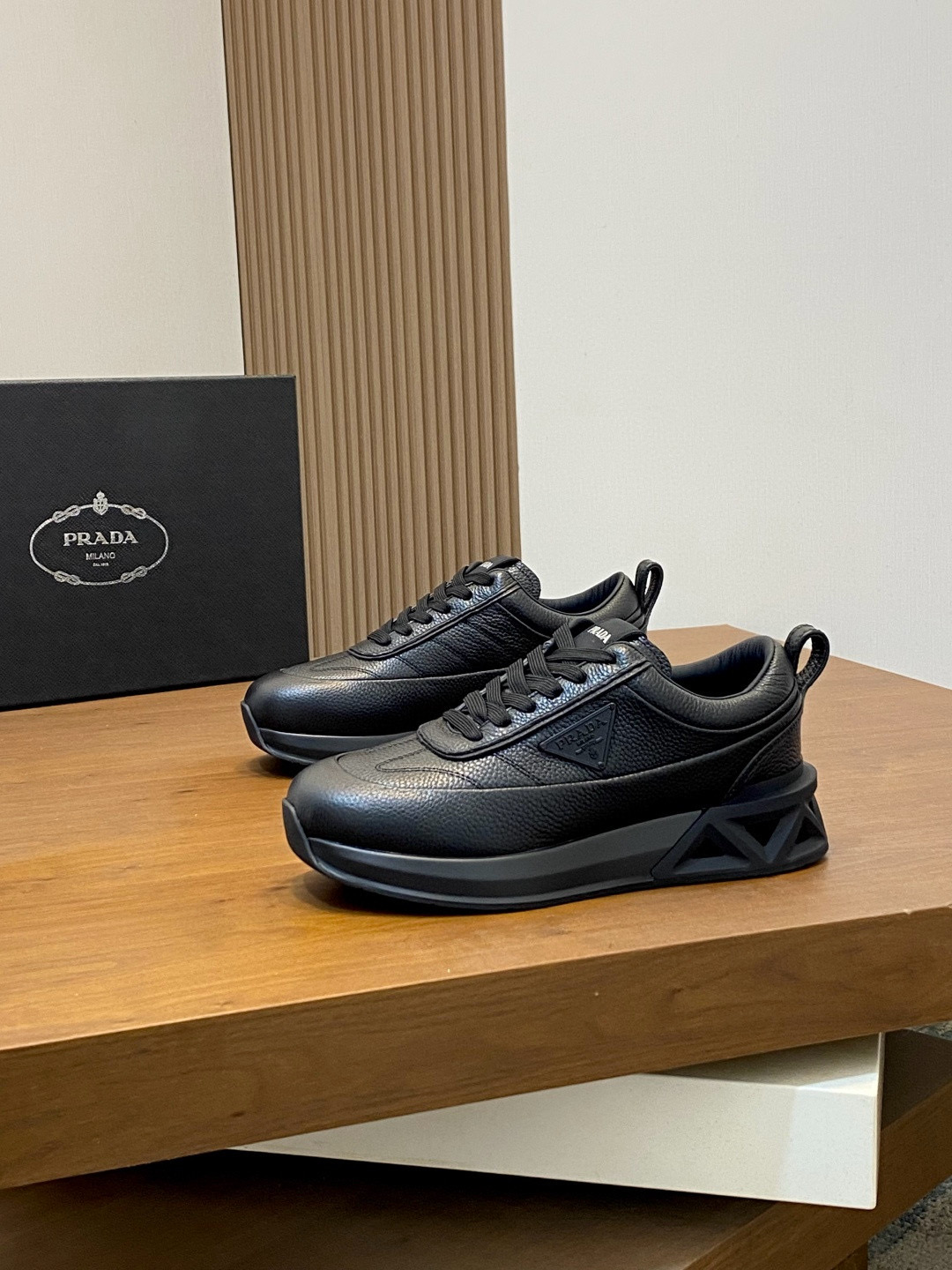 프라다 Prada 스니커즈 Black