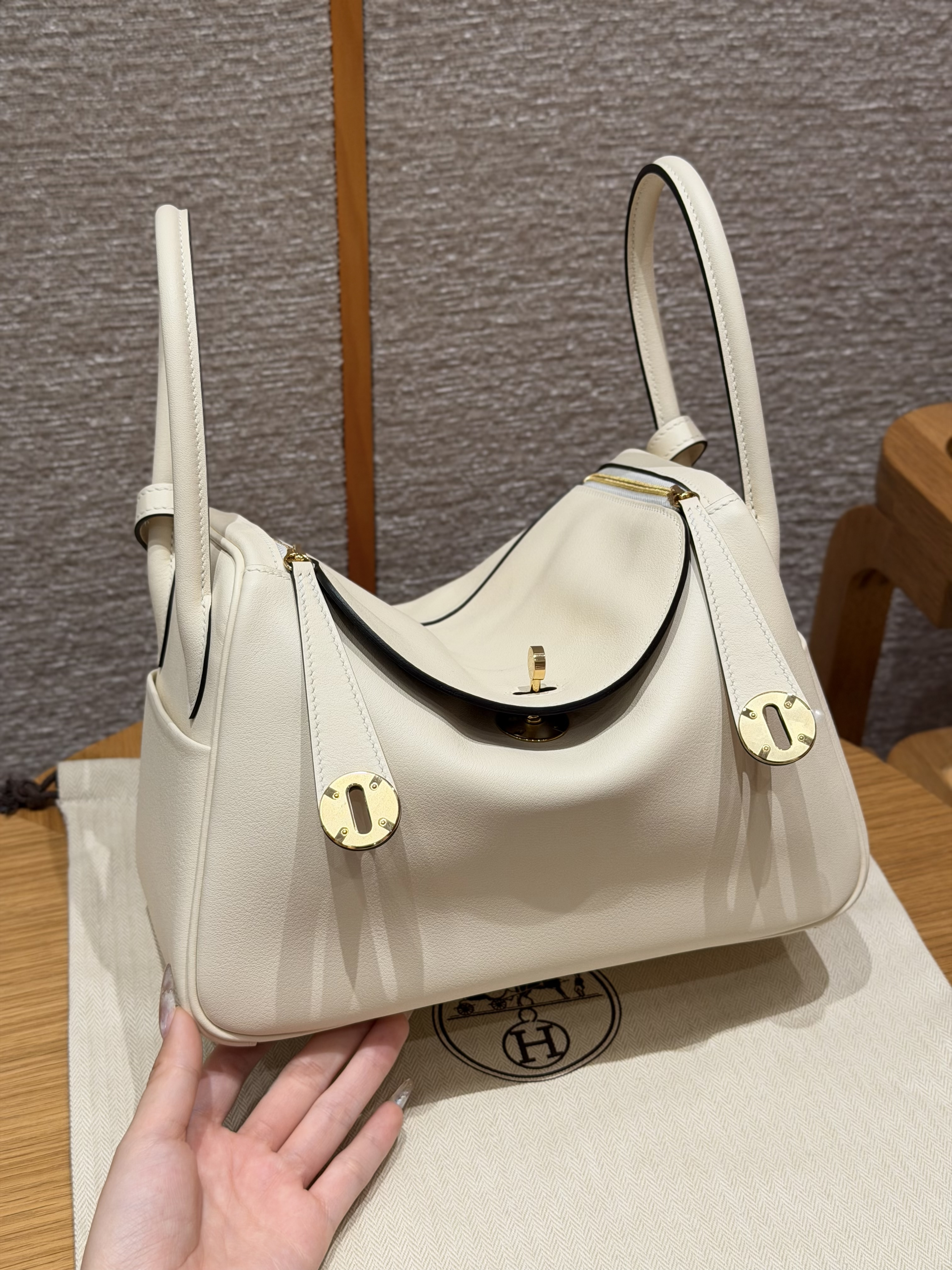 에르메스 Hermes Lindy 26cm Swift i2 Nata and D0 Beige de Weimar/gold