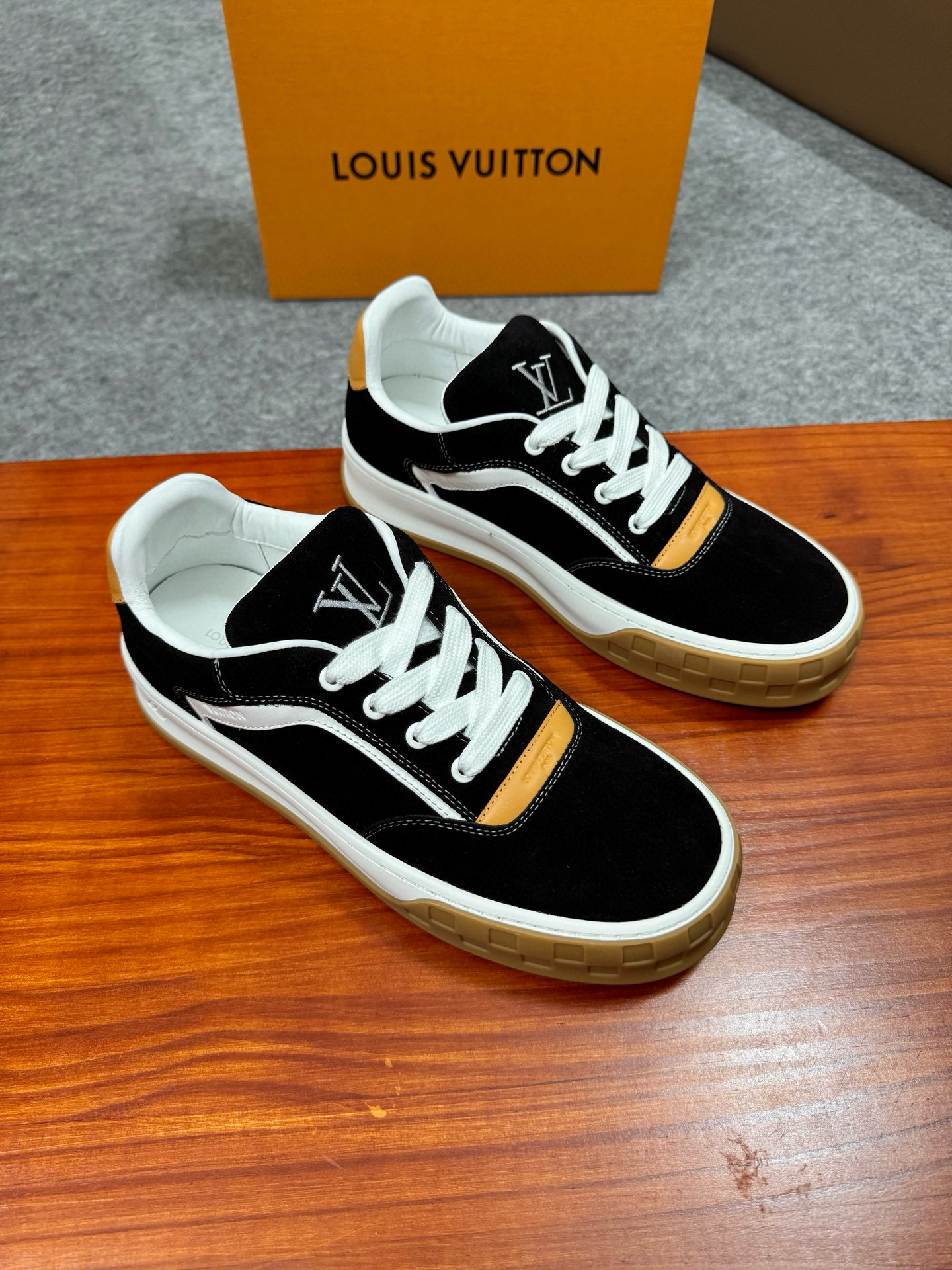 루이비통 Louis Vuitton Tilted 스니커즈