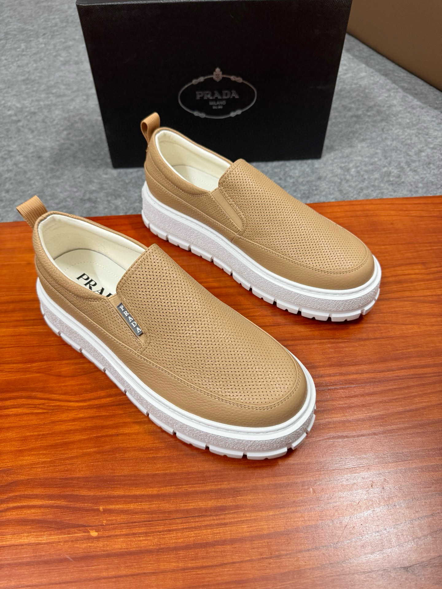 프라다 Prada 스니커즈