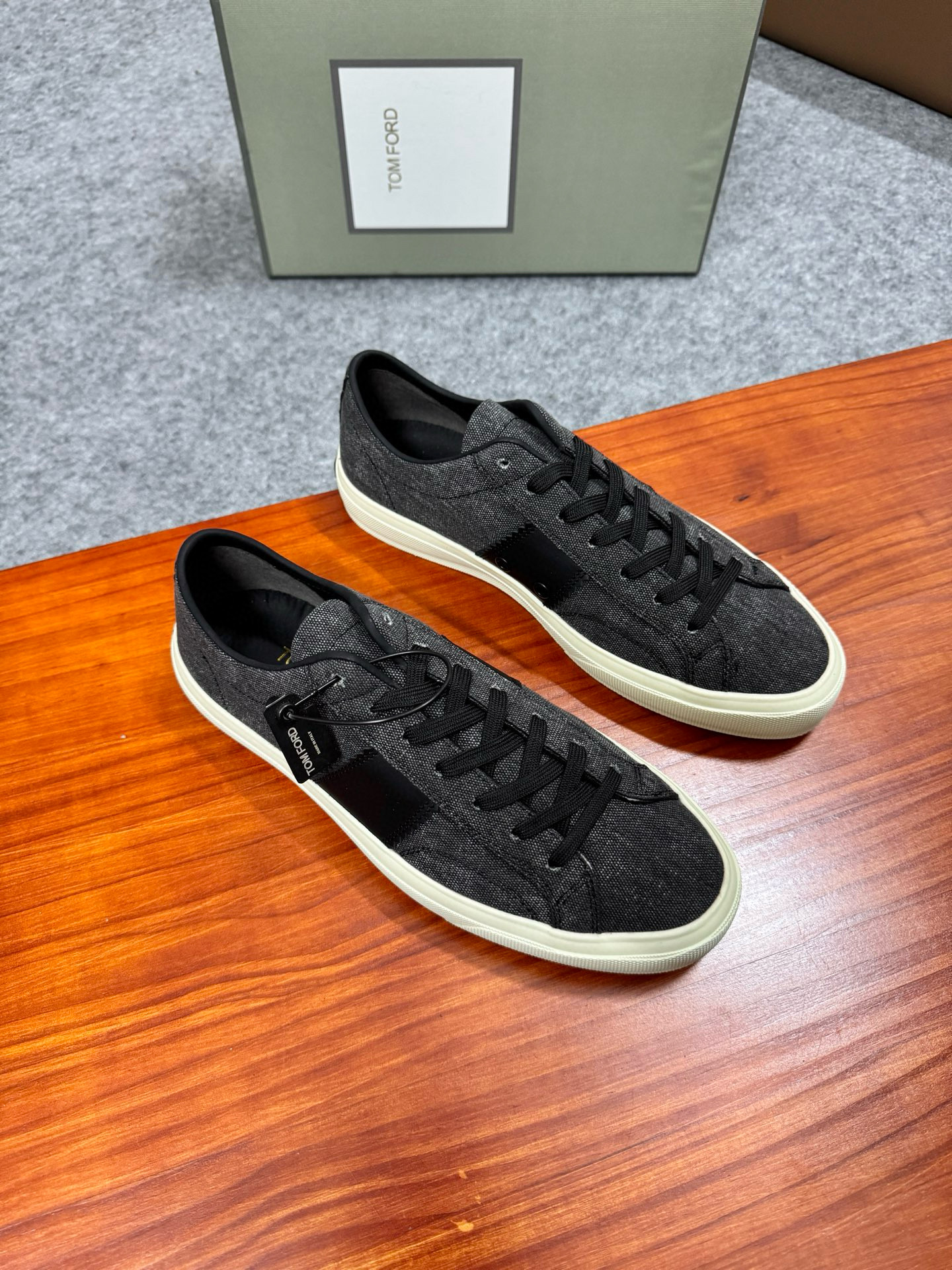톰 포드 Tom Ford Suede Cambridge 스니커즈
