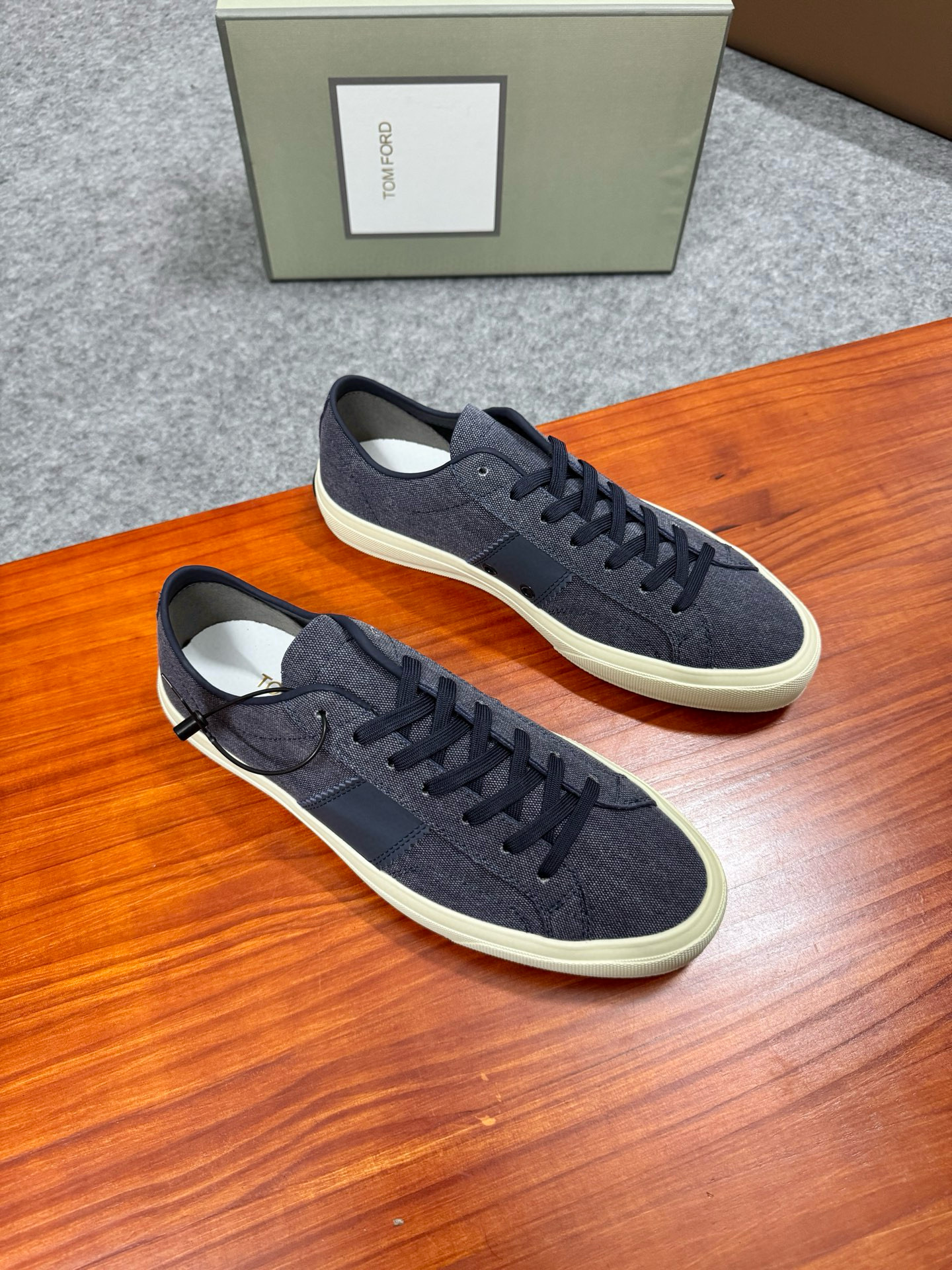 톰 포드 Tom Ford Suede Cambridge 스니커즈