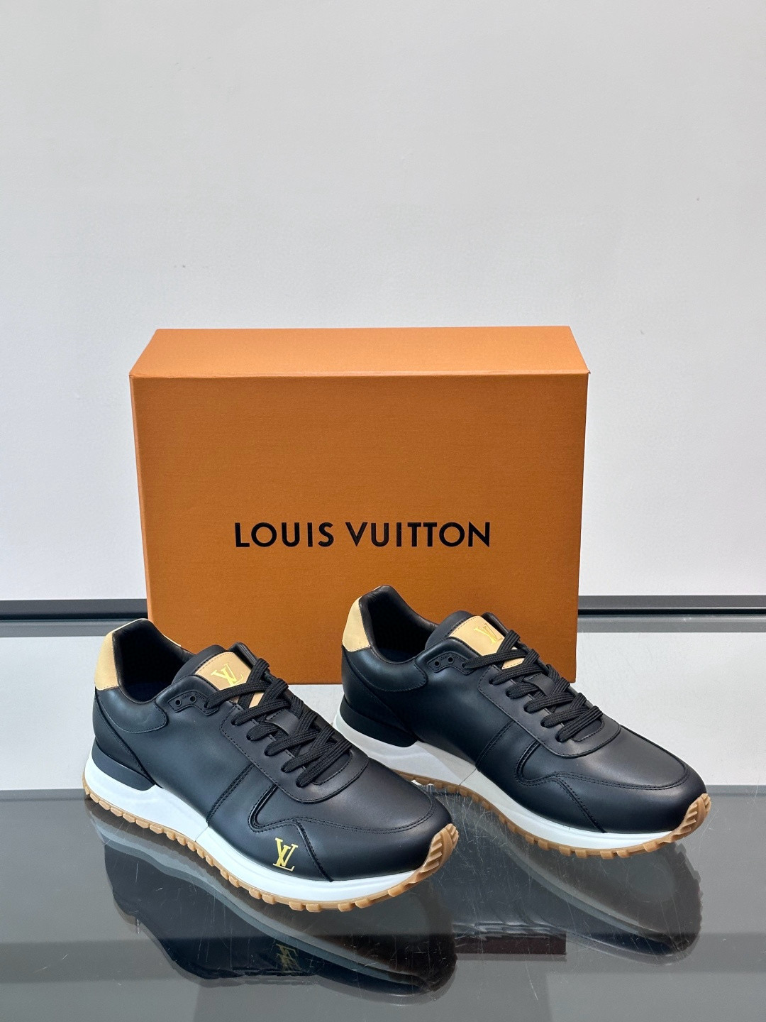 루이비통 Louis Vuitton Run Away 스니커즈