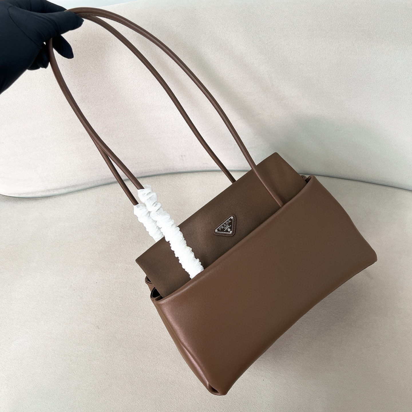 프라다 Prada 1BA495 Passage 리나일론 플랩이 있는 프라다 패시지 미디엄 가죽 백 Coffee 28.5cm