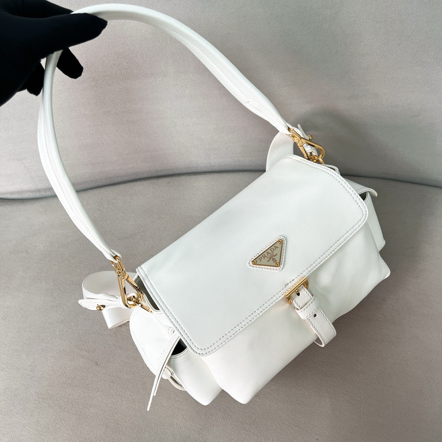 프라다 Prada 1BD394  Explore Nappa 미디엄 가죽 숄더백 Chalk White 30cm